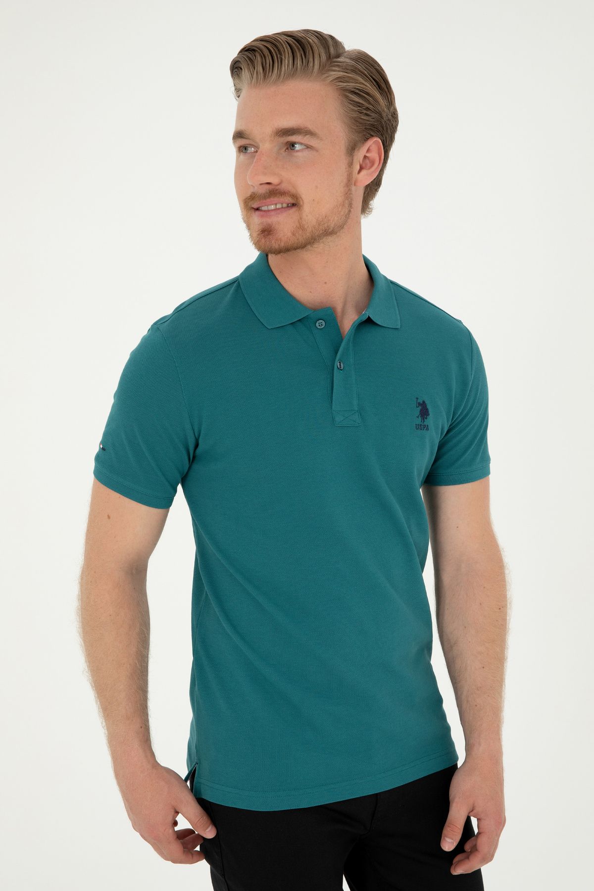 U.S. Polo Assn.-تي شيرت رجالي بقصة ضيقة وياقة بولو باللون الأخضر الداكن 50279613 -vr101 3