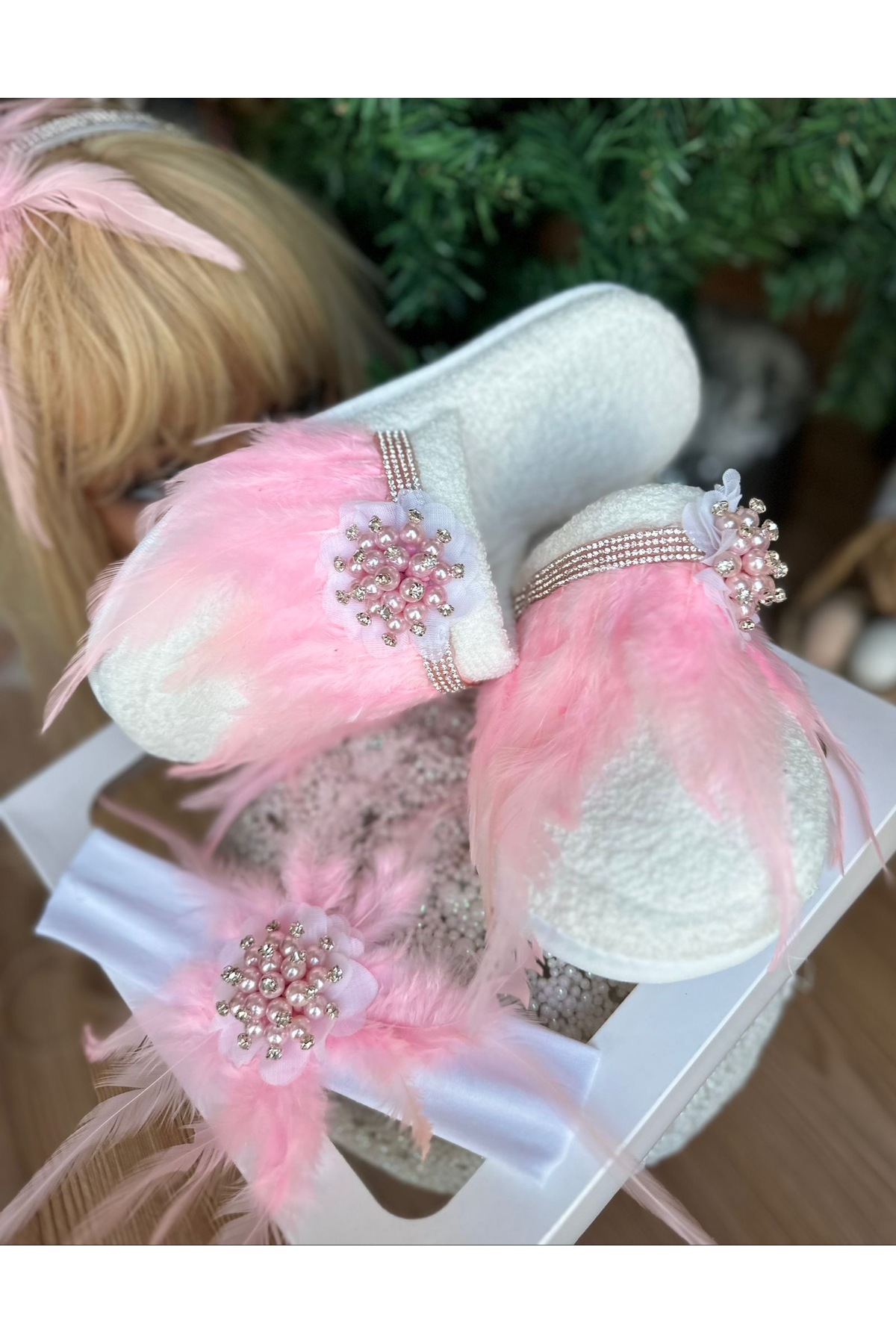 QUEEN AKSESUAR Lüks tasarım kristal inci taşlı broşlu tüylü anne bebek bandana taç terlik  lohusa seti tacı pembe fotoğrafı 4 (önizleme)