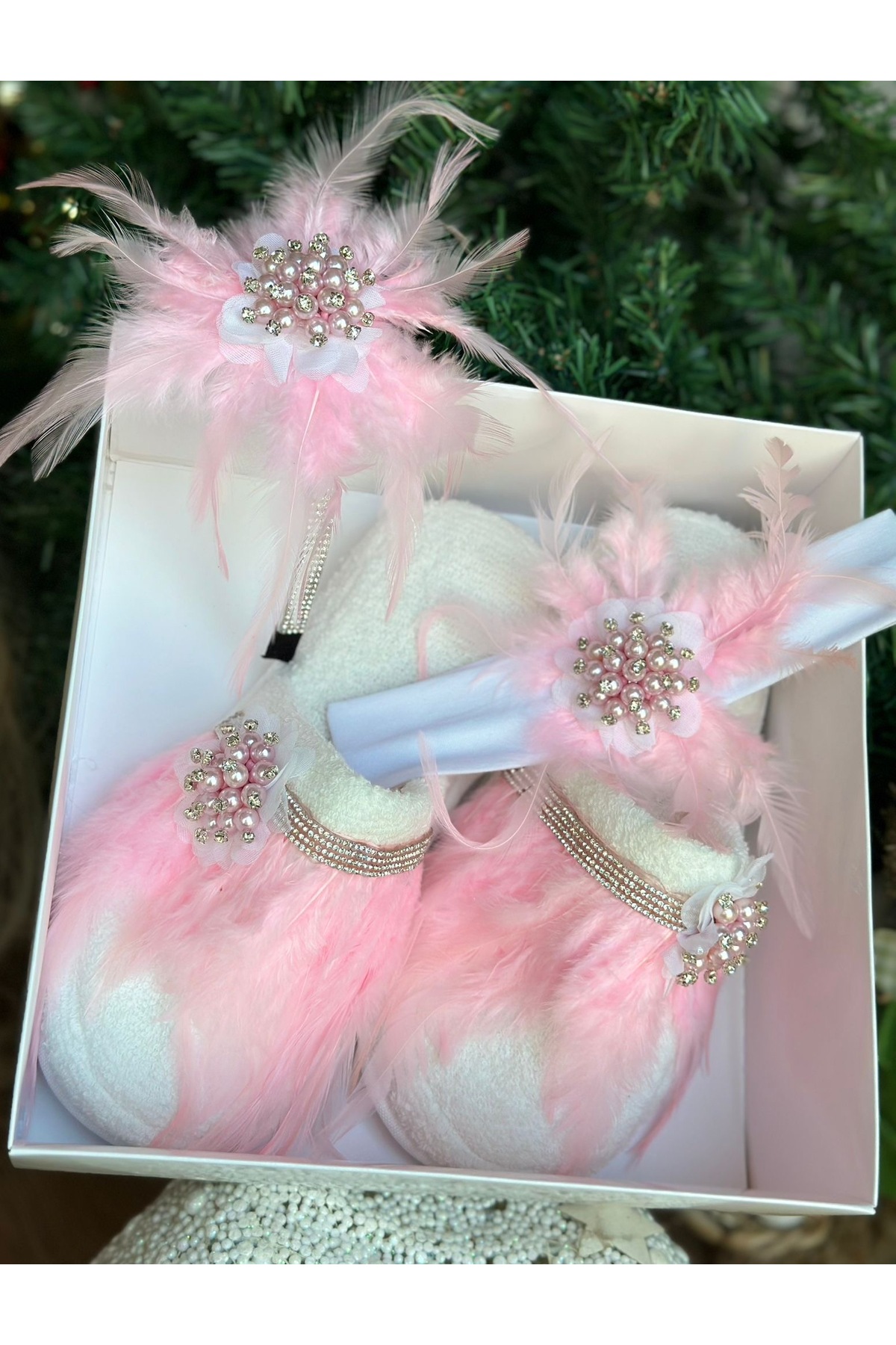 QUEEN AKSESUAR Lüks tasarım kristal inci taşlı broşlu tüylü anne bebek bandana taç terlik  lohusa seti tacı pembe fotoğrafı 2 (önizleme)