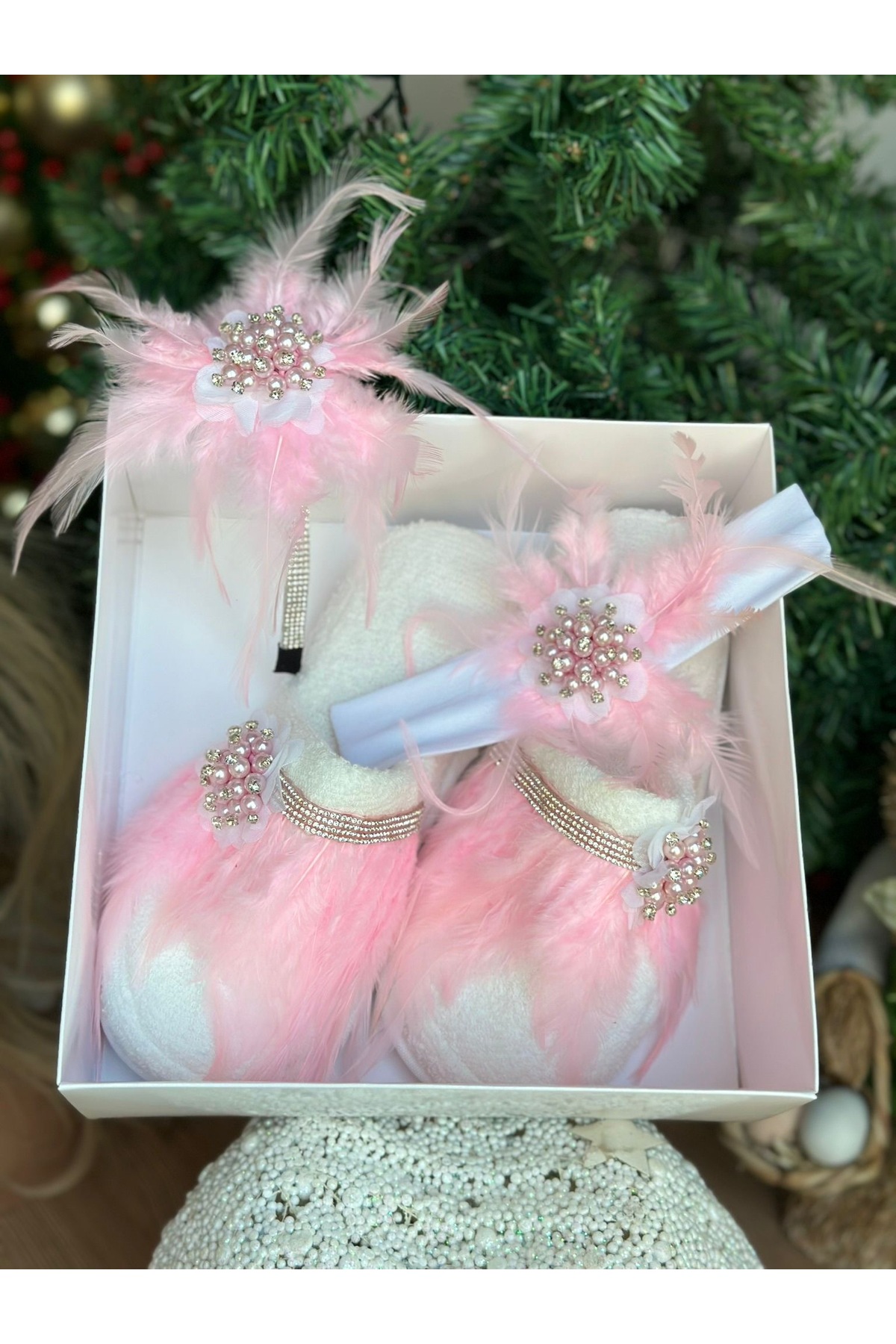 QUEEN AKSESUAR Lüks tasarım kristal inci taşlı broşlu tüylü anne bebek bandana taç terlik  lohusa seti tacı pembe fotoğrafı 3 (önizleme)