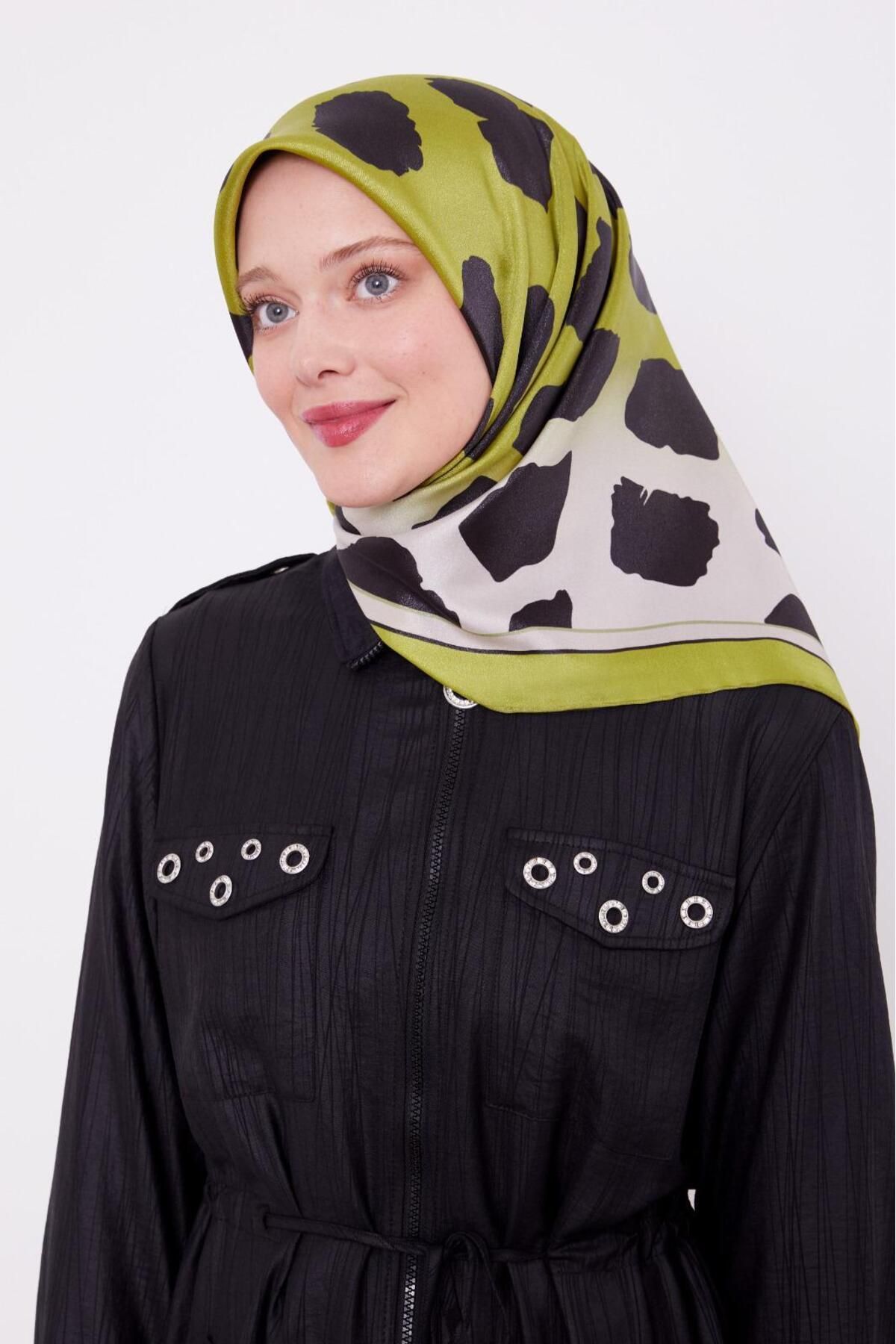 Levidor-20010 Model Leopard Patterned Crystal Peanut Scarf 1