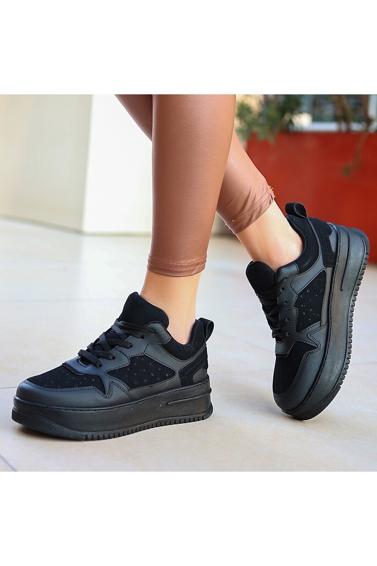 Siyah Cilt Süet Detaylı Bağcıklı Spor Ayakkabı