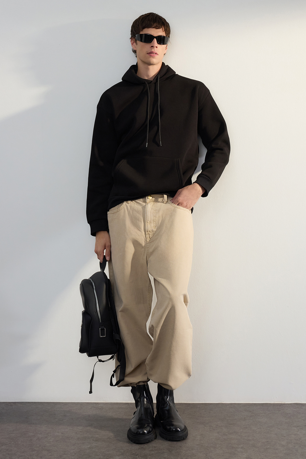 Trendyolmilla Man Siyah Oversize/Geniş Kesim Nakışlı İçi Polar Kapüşonlu Sweatshirt TMNAW24SW00186