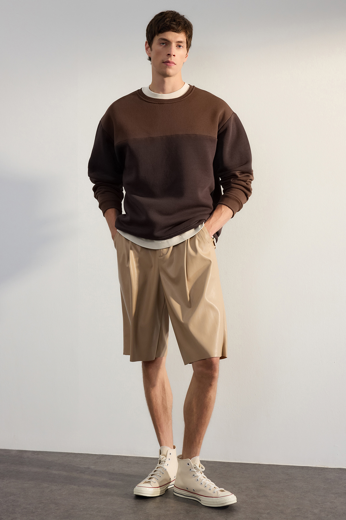 Trendyolmilla Man Koyu Kahverengi Oversize/Geniş Kesim Renk Bloklu İçi Polarlı Basic Sweatshirt TMNAW25SW00013