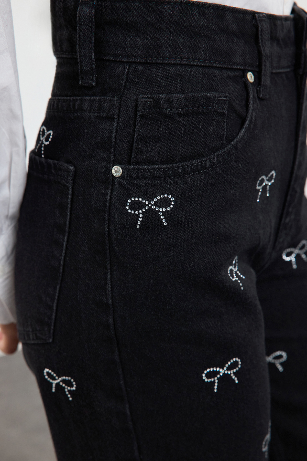 Trendyolmilla  Siyah Fiyonk/Kurdele Detaylı Taşlı Yüksek Bel Wide Leg Jeans TWOAW25JE00325 - Görsel 4