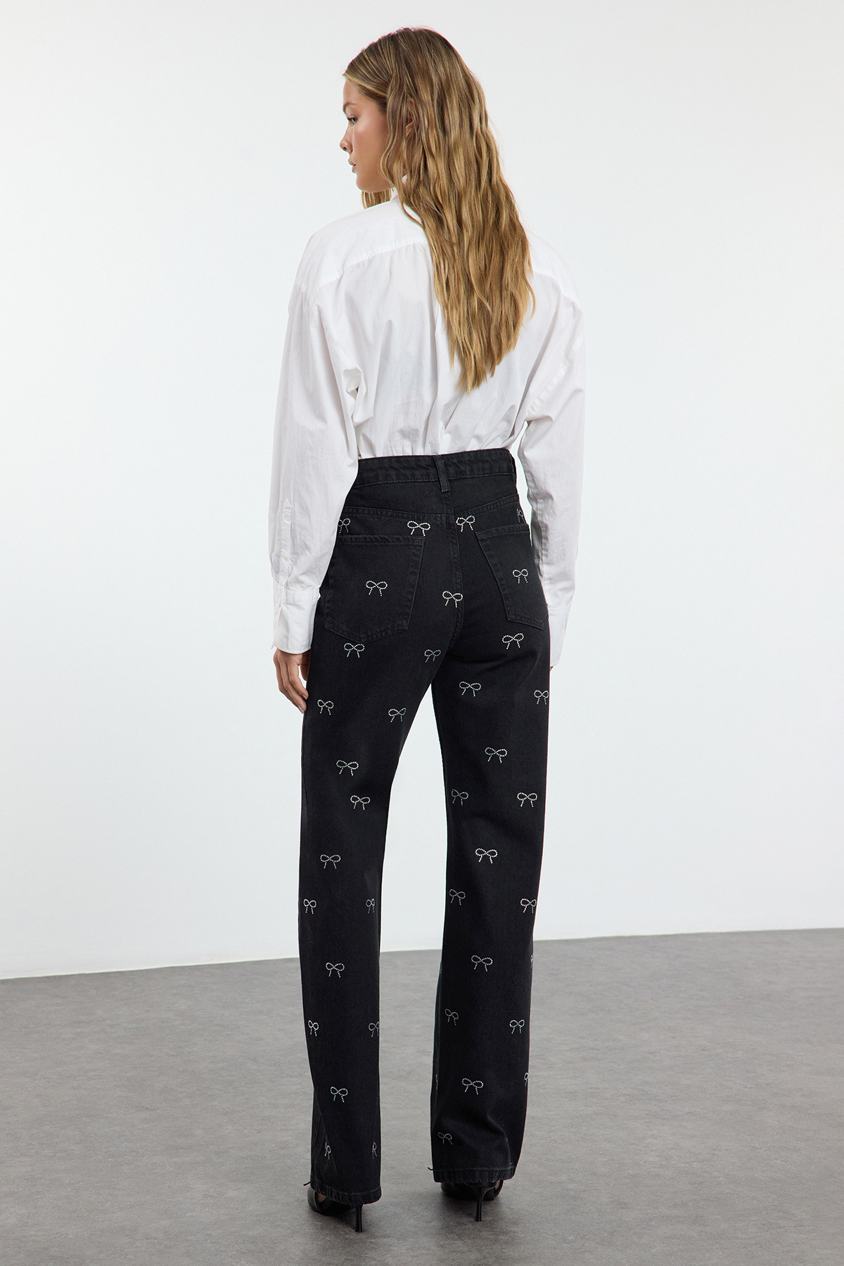 Trendyolmilla  Siyah Fiyonk/Kurdele Detaylı Taşlı Yüksek Bel Wide Leg Jeans TWOAW25JE00325 - Görsel 5