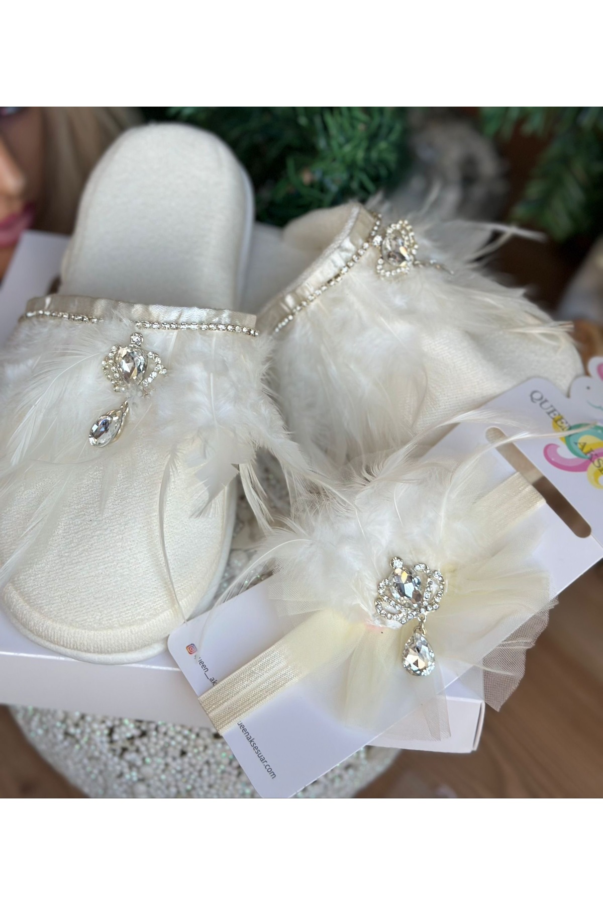 QUEEN AKSESUAR taşlı anne bebek bandana broşlu tüylü gelin doğum lohusa taç terlik seti kadın tacı terliği beyaz fotoğrafı 4 (önizleme)