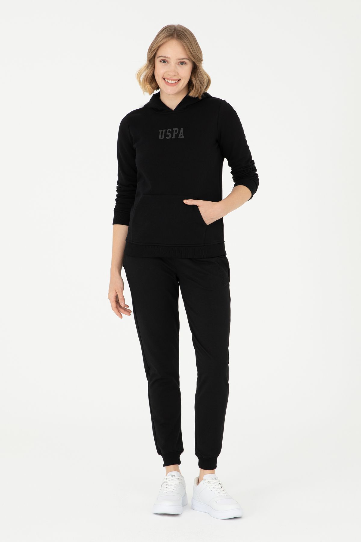 femme en survêt noir 6 50296925 vr046