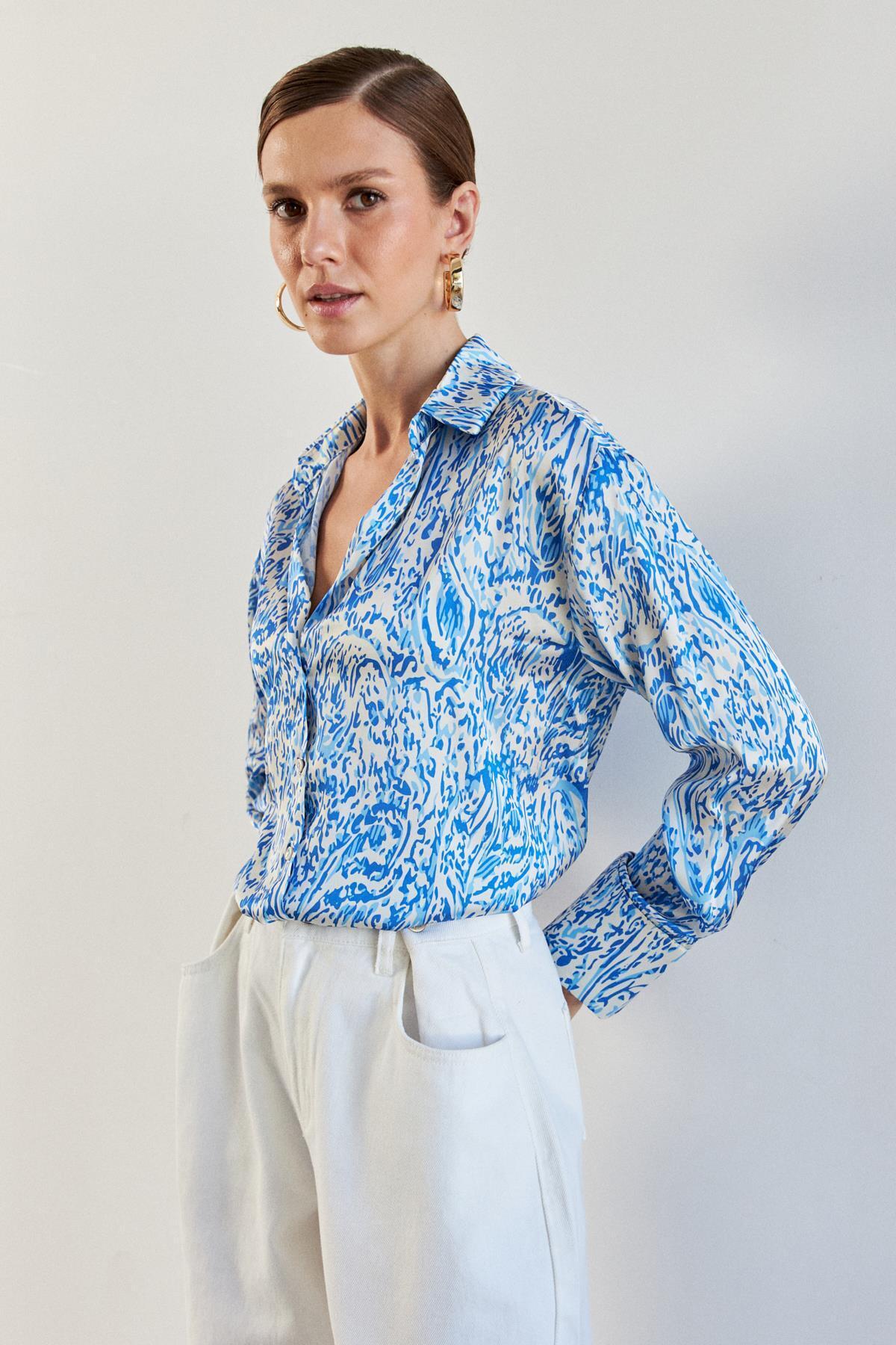 YOUR NAME  V Yaka Mavi Desenli Kadın Saten Gömlek - Görsel 2