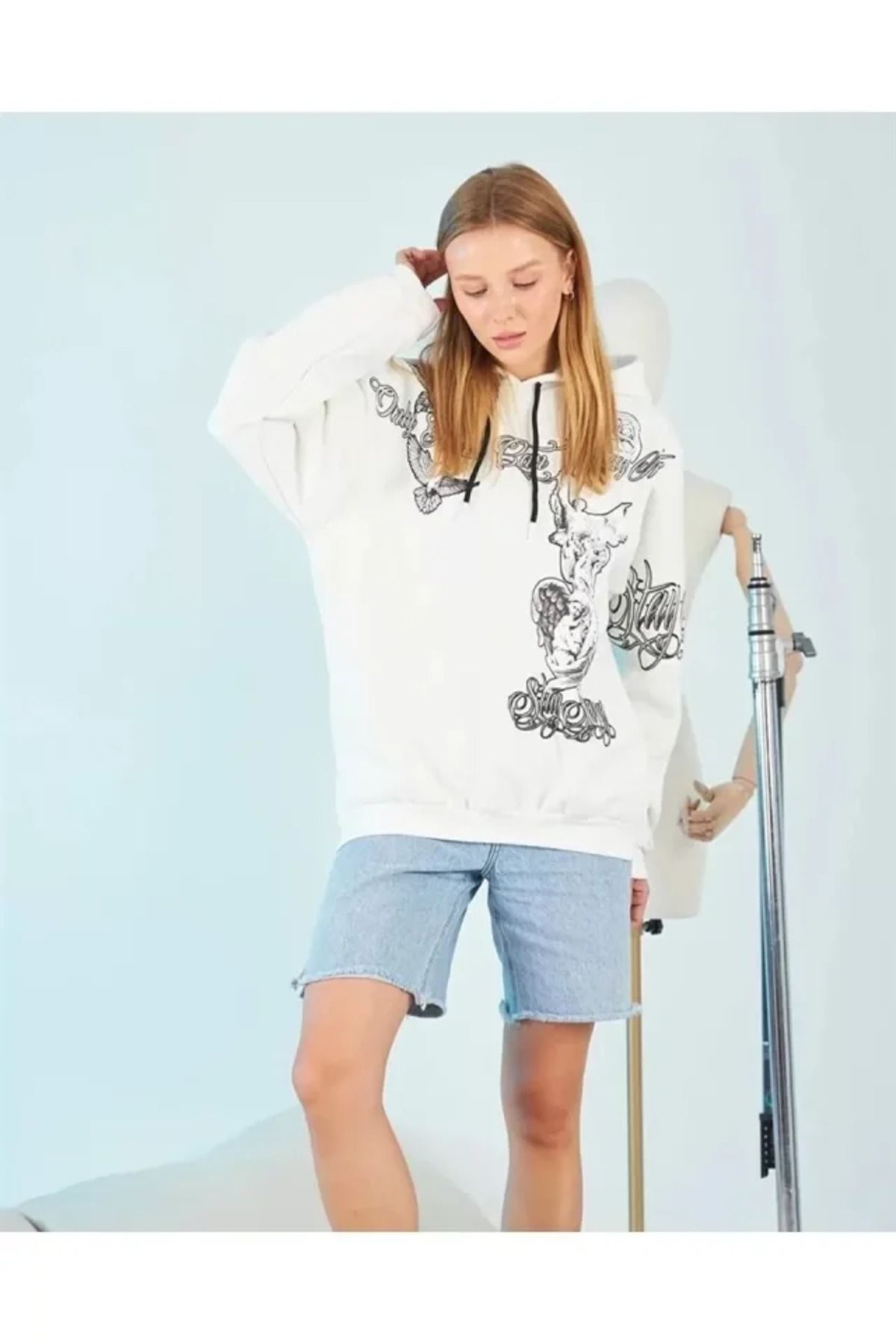 meisa Kapüşonlu Strong Heykel Baskılı Sweatshirt - Beyaz