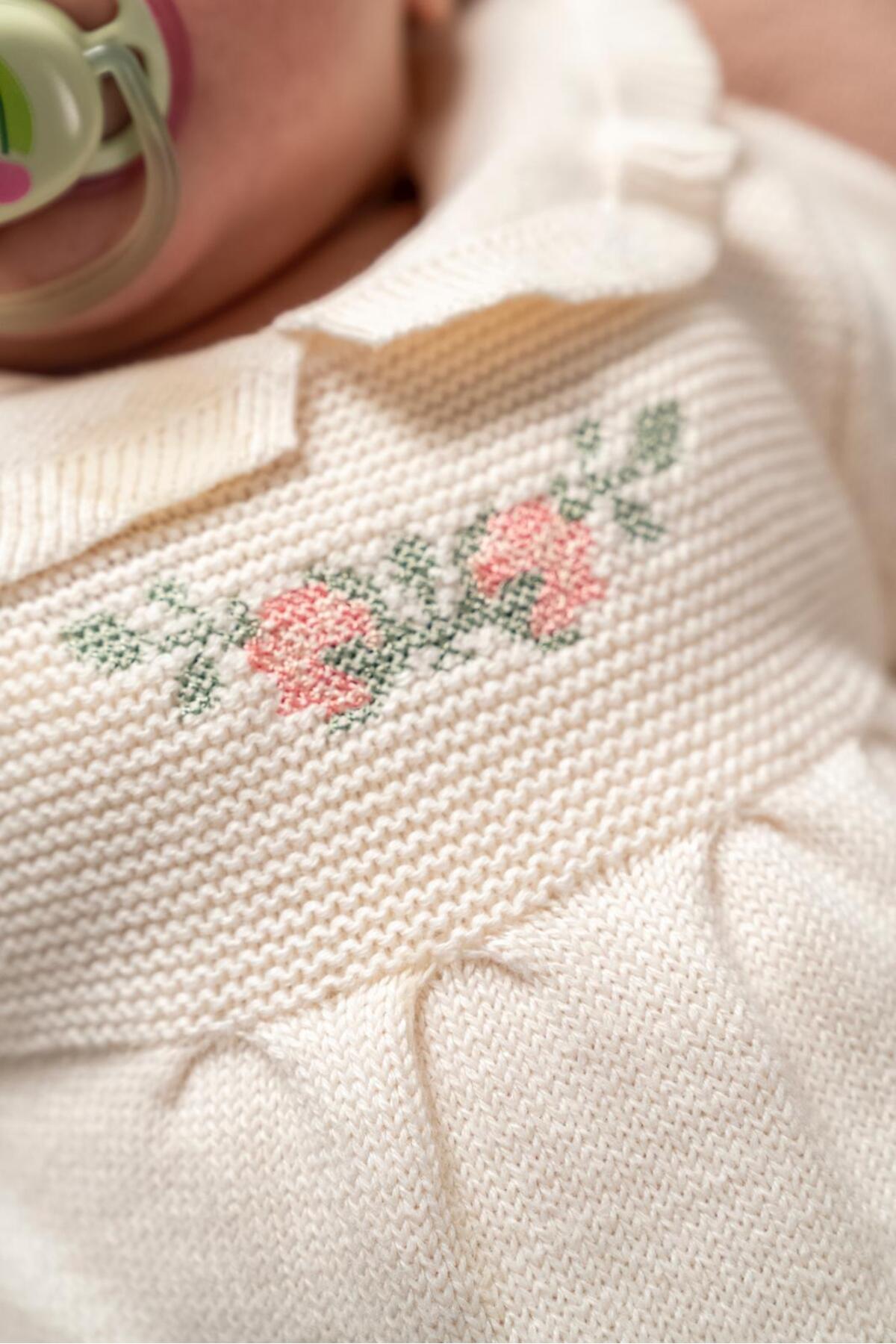 Mert Baby Zarif Kanaviçe Triko 5'li Organik Hastane Çıkış Seti Krem %100 Pamuk Yenidoğan Kız Bebek fotoğrafı 5 (önizleme)