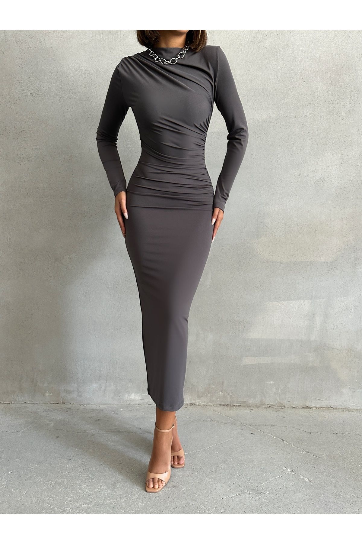 BEJNA-Graues, langes Damenkleid mit drapierten Details 1