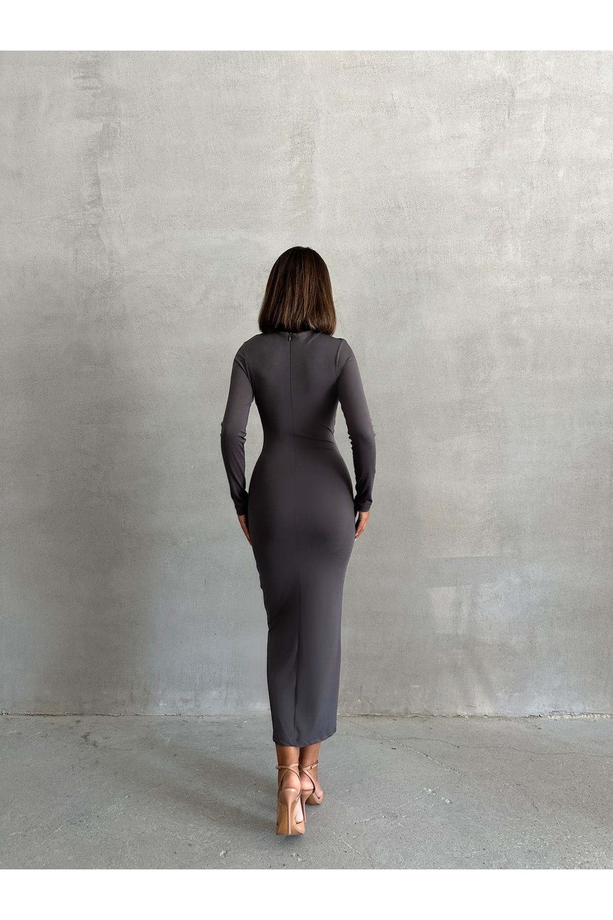 BEJNA-Graues, langes Damenkleid mit drapierten Details 6