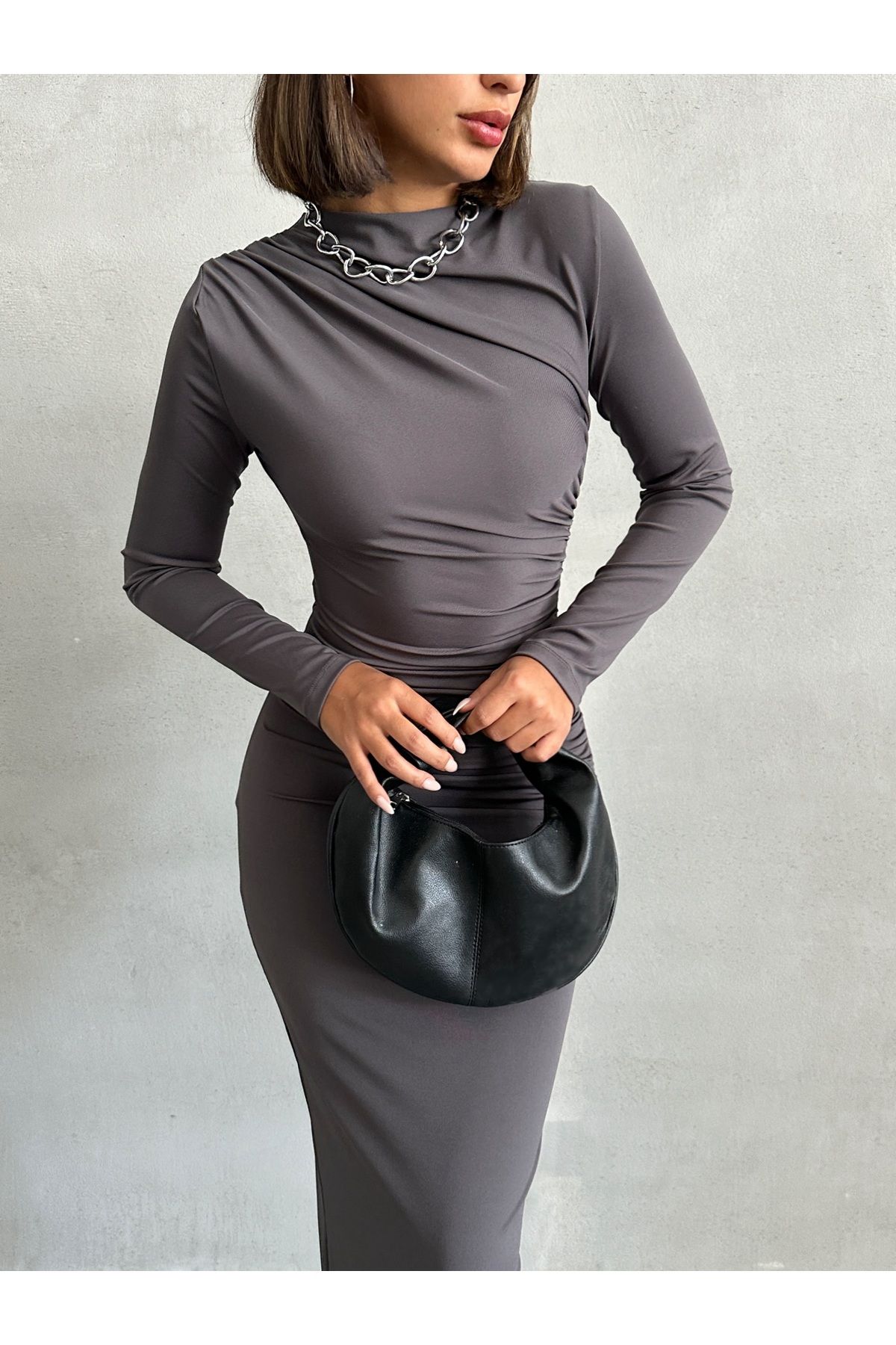 BEJNA-Graues, langes Damenkleid mit drapierten Details 5
