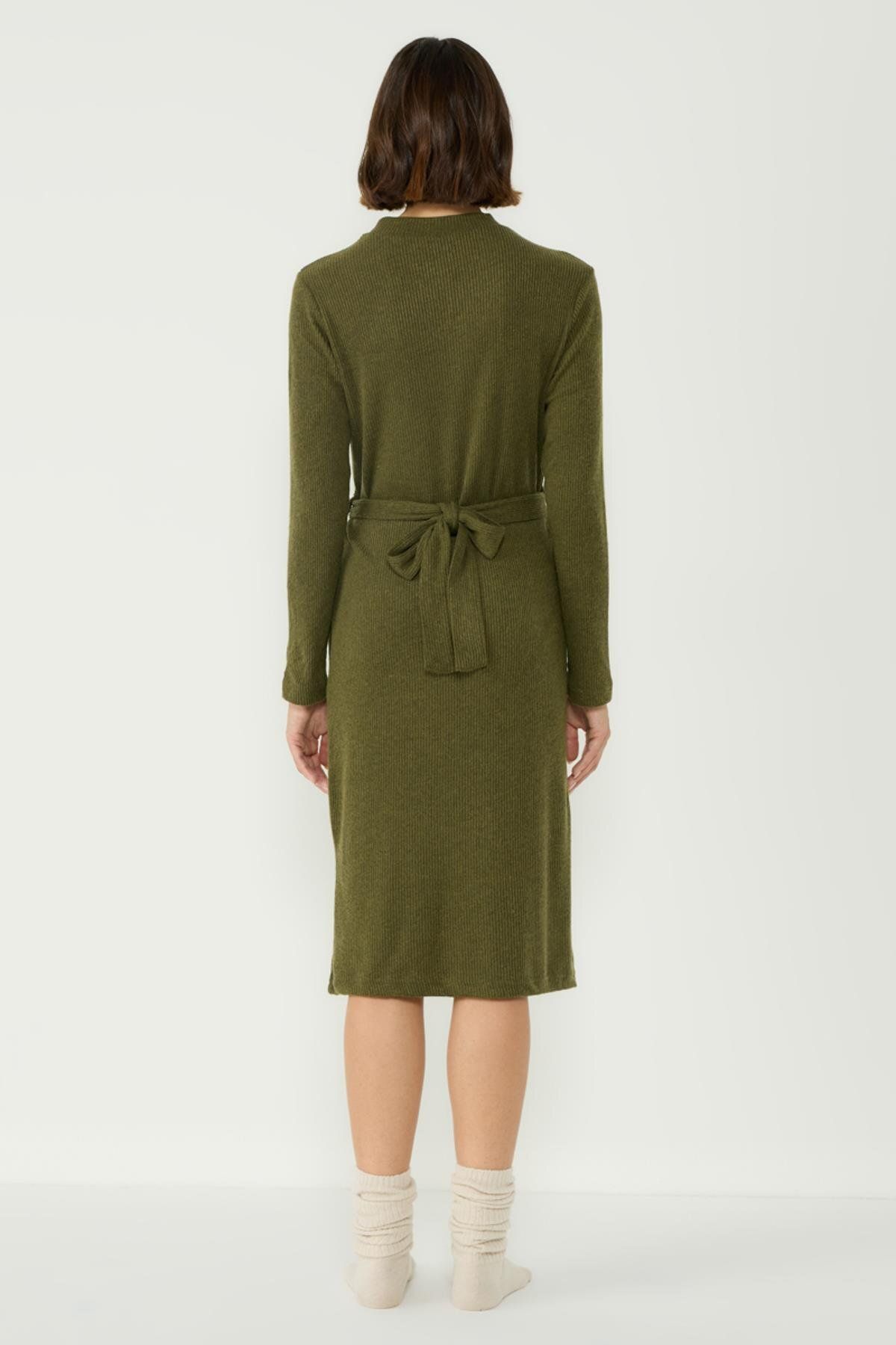 C&City-Khakifarbenes Camisole-Kleid mit halbem Rollkragen und langen Ärmeln - 405054 5