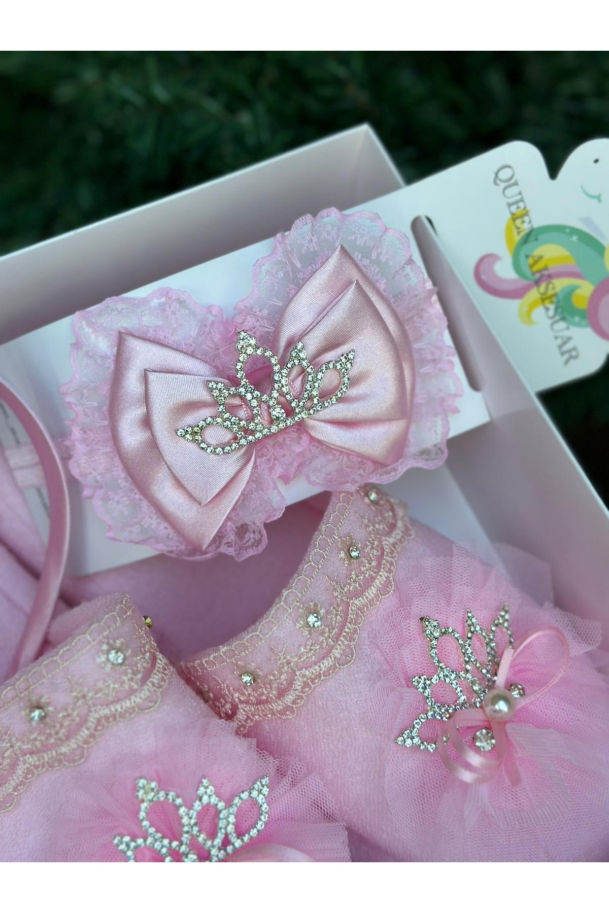 QUEEN AKSESUAR Lüks tasarım kristal prenses taş broşlu anne bebek lohusa taç saç bandana terliği set pembe terlik fotoğrafı 3 (önizleme)