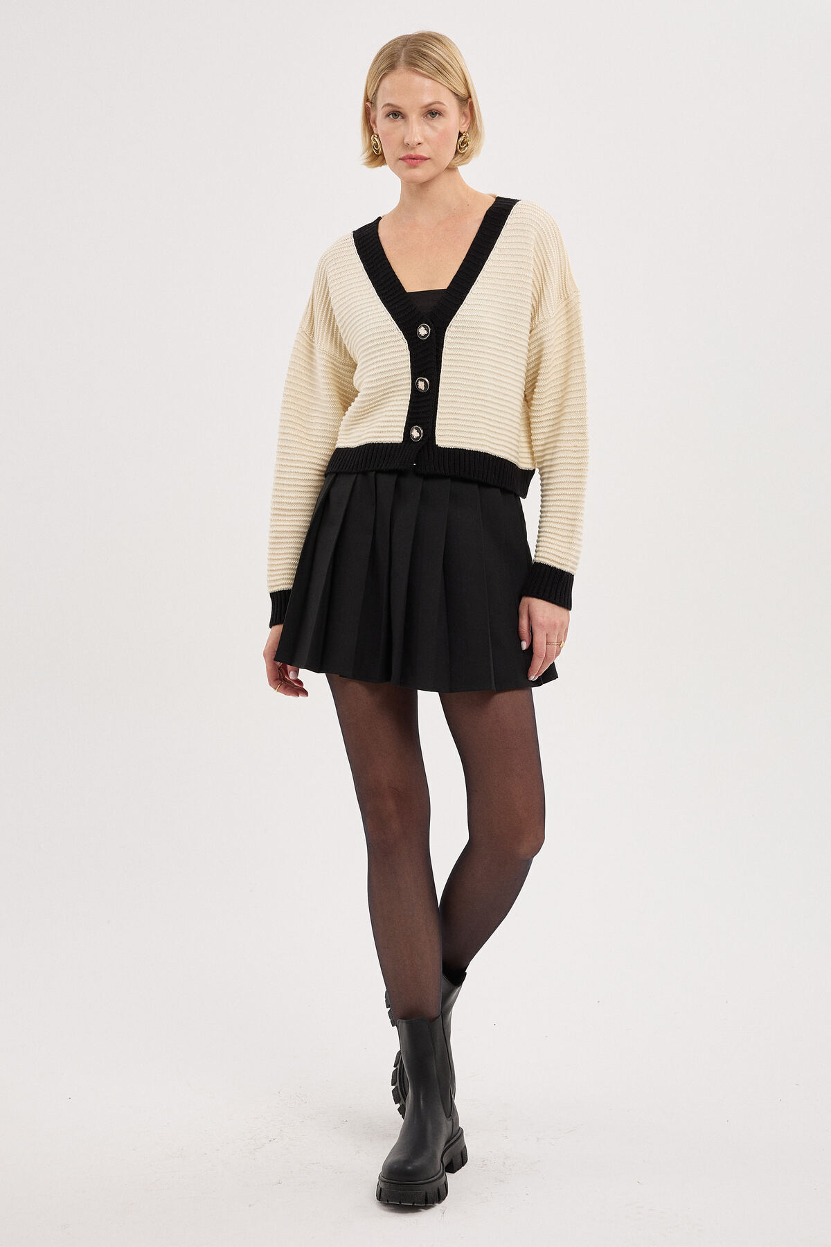 BEJNA-Stilvolle Strickjacke für Damen in Ecru mit Knopfdetail 5