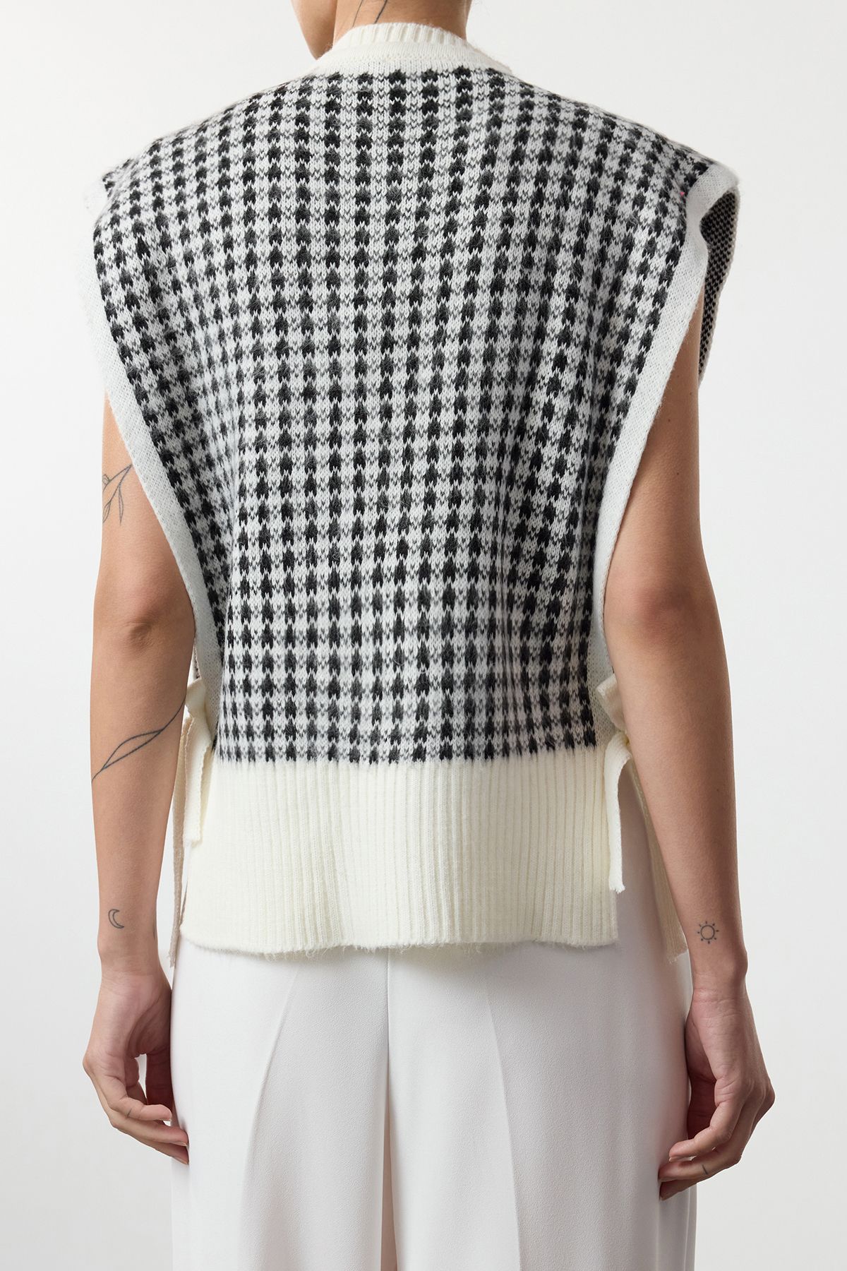 Edit by Trendyol-Soft Textured Ecru Knitwear Sweater - Tedaw25Sv00003 with Tie Detail and Houndstooth Pattern 4