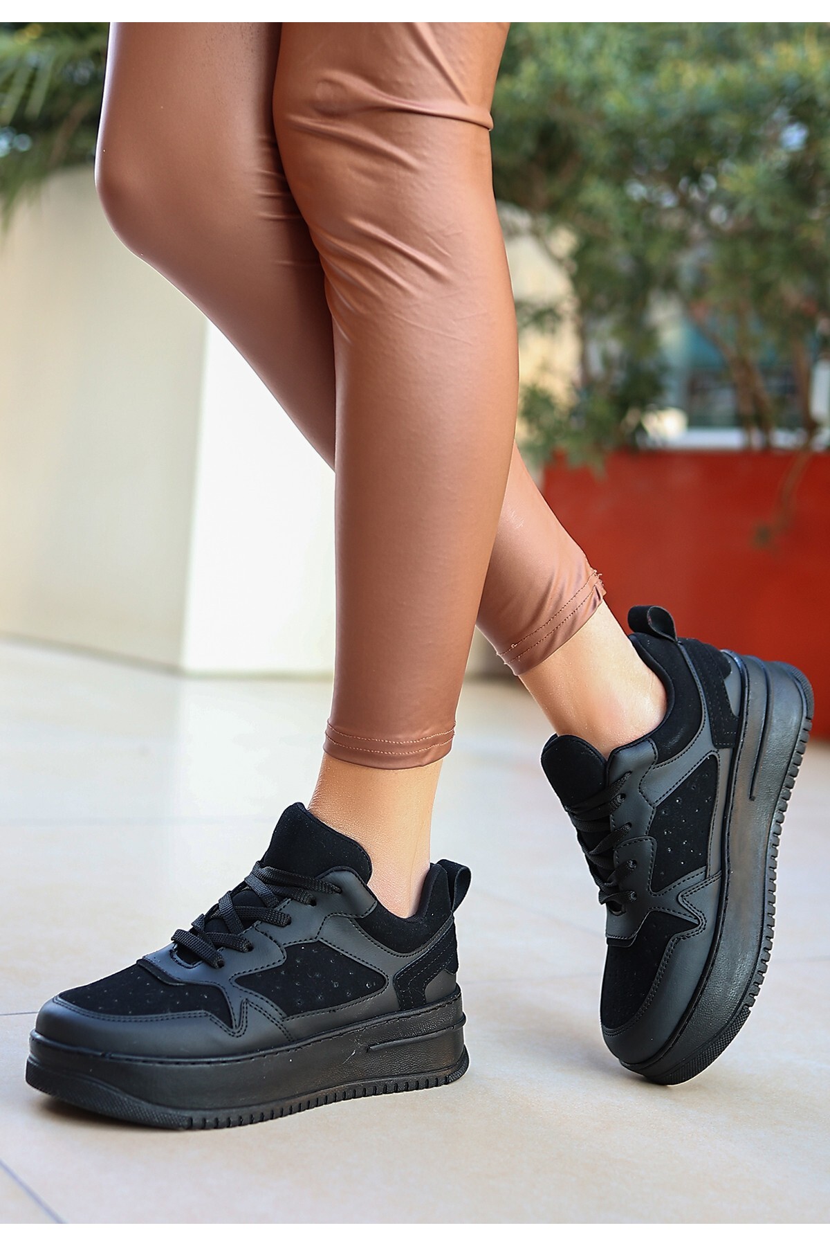 Siyah Cilt Süet Detaylı Bağcıklı Spor Ayakkabı