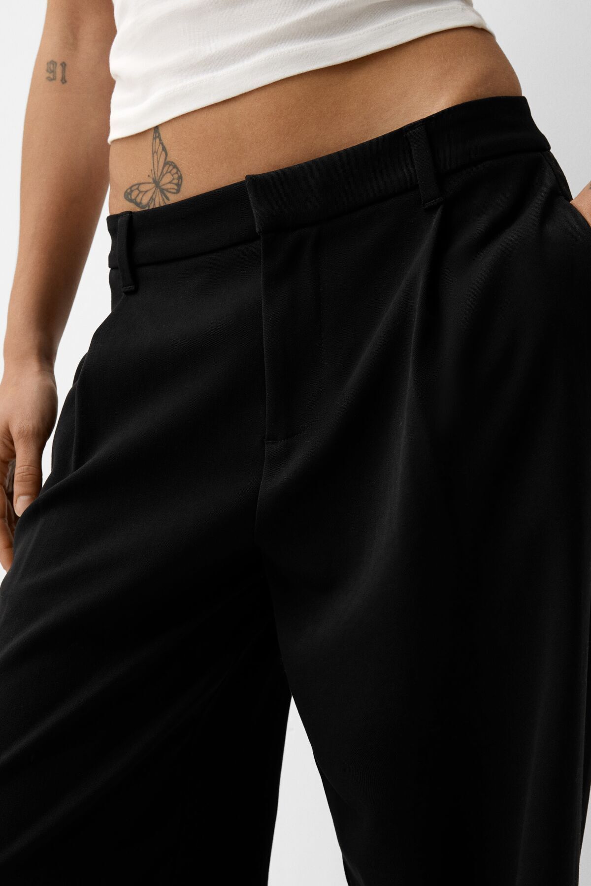 شلوار راحتی با برش راسته و طراحی مدرن Bershka