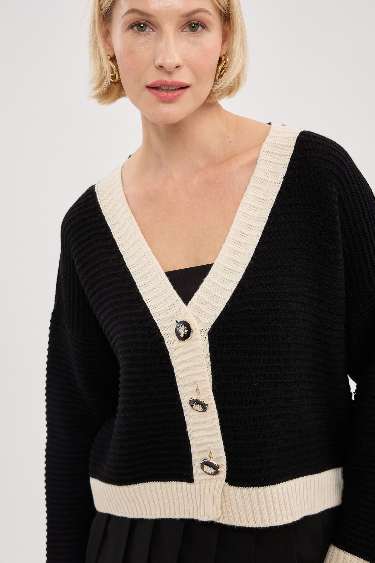 BEJNA-Schwarzer, stilvoller Strick-Cardigan mit Knopfdetail für Damen 2