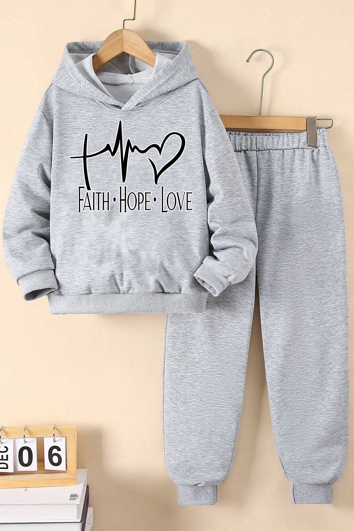 uyguntarz Zestaw Dresowy Dla Chłopców I Dziewcząt Z Nadrukiem Pulse Heart Unisex - 9-10 lat
