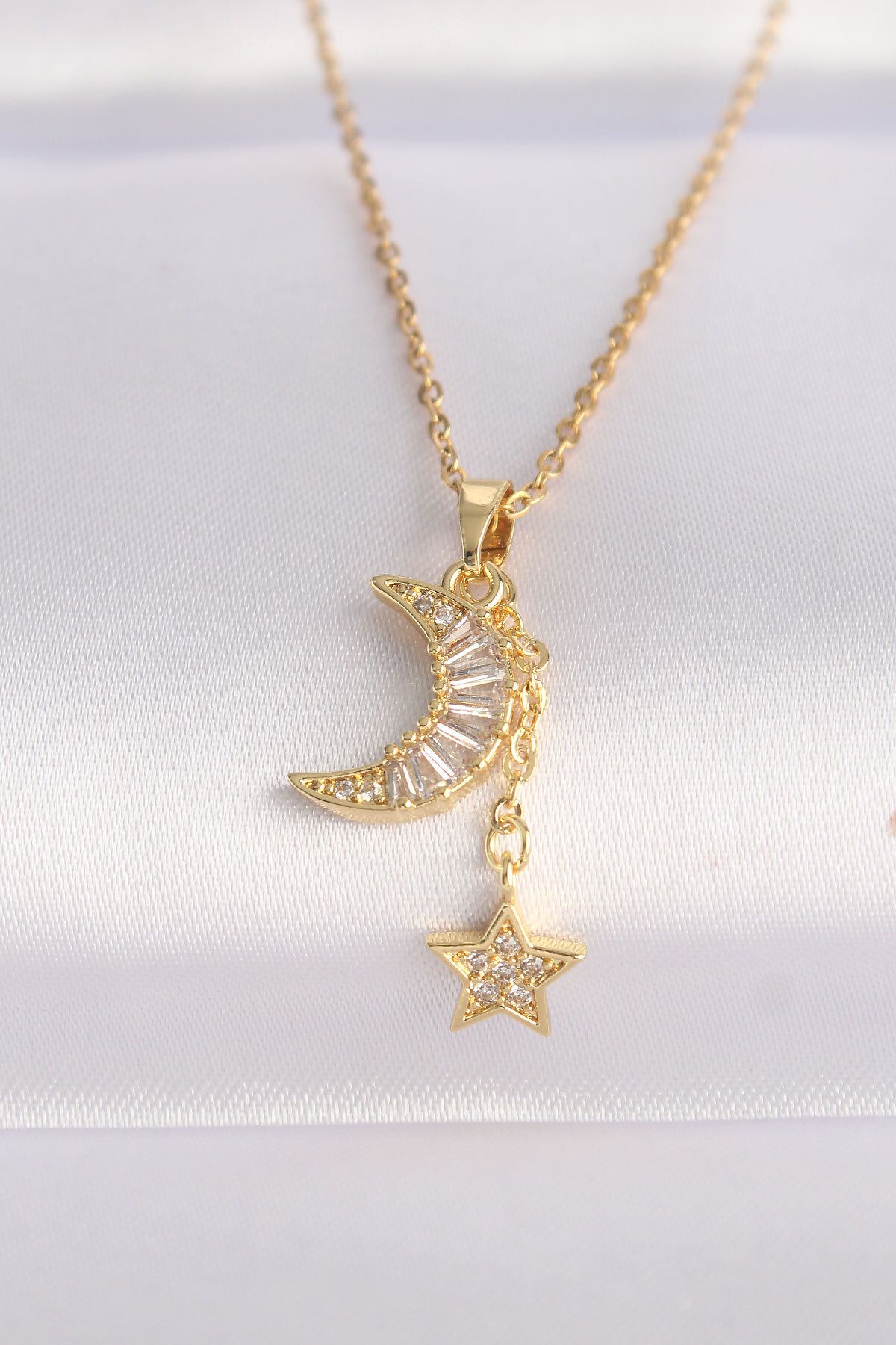 MMB Boutique 316L Çelik Zincir Altın Renk Zirkon Taşlı Ay Yıldız Kolye
