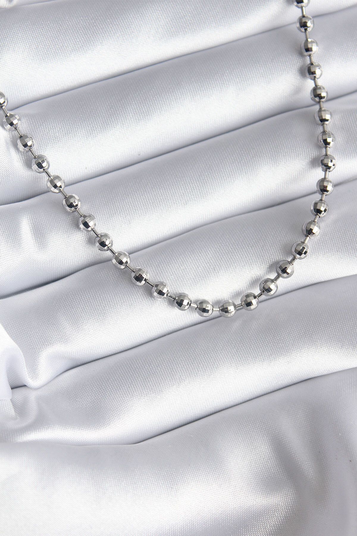 MMB Boutique Pirinç Gümüş Renk Topçuk Detay Kadın Kolye