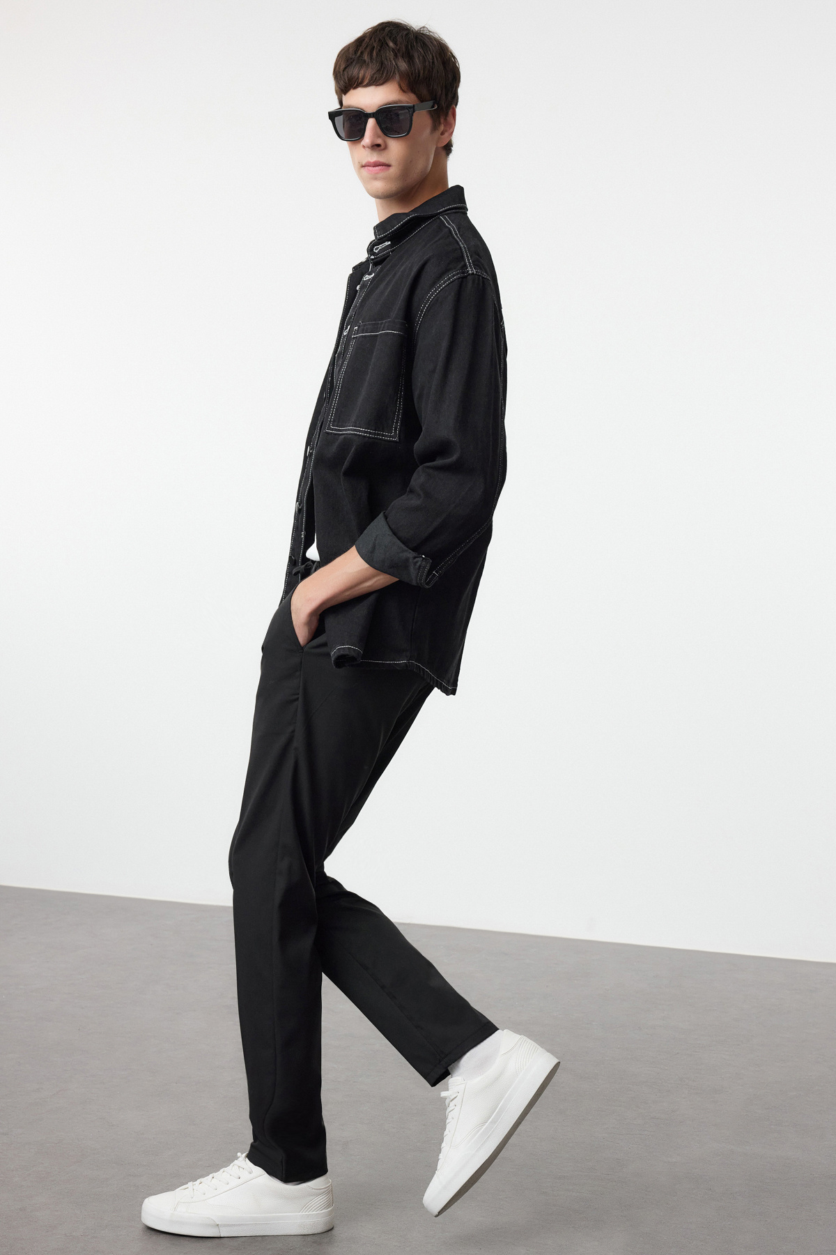 Trendyol Collection-Schwarze Slim-Fit-Hose aus gewebtem Stoff mit Bindedetail an der Taille TMNAW25PL00029 3