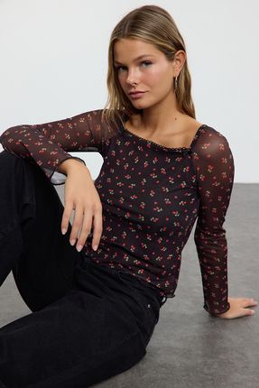 TRENDYOLMİLLA Siyah Kiraz Baskılı ve Fiyonk Detaylı Kare Yaka Örme Bluz TWOAW25BZ00253