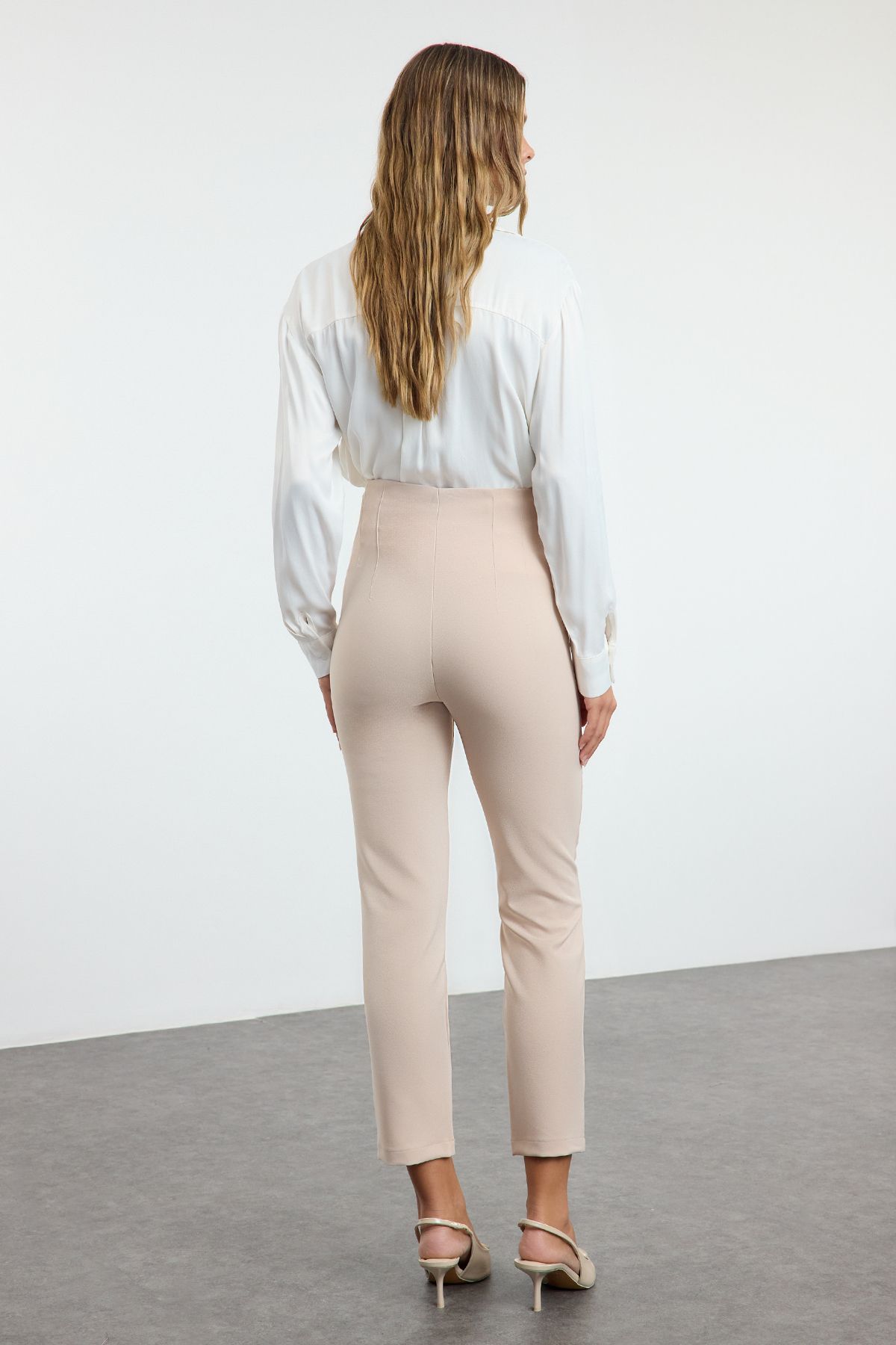 Trendyol Collection-Beigefarbene Zigarettenhose mit hoher Taille und Knöchellänge, gewebter Stoff TWOSS20PL0515 5