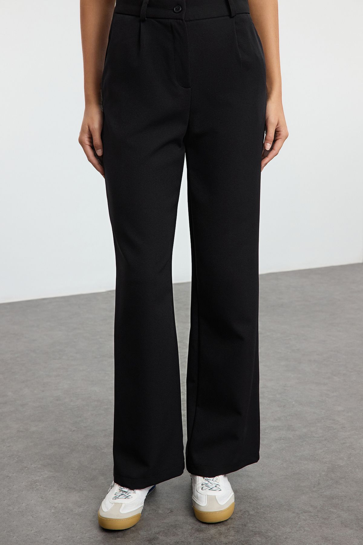 Trendyol Collection-Schwarze, plissierte, gewebte Stoffhose mit hoher Taille und weitem Bein TWOAW21PL0076 3