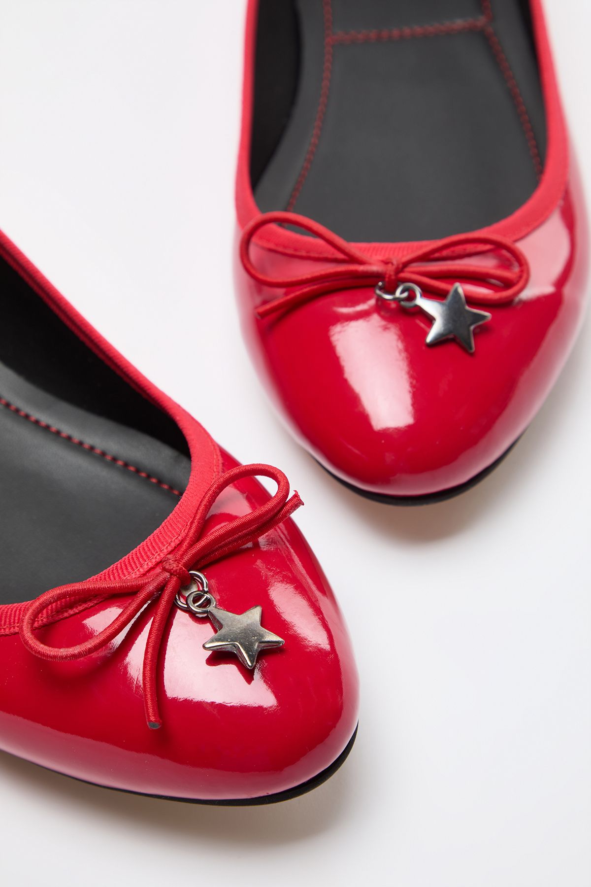TRENDYOL SHOES-Lakkbőr alacsony sarkú, sötétvörös női balerinák - masni és fém kiegészítők részlete TAKAW25BE00007 7