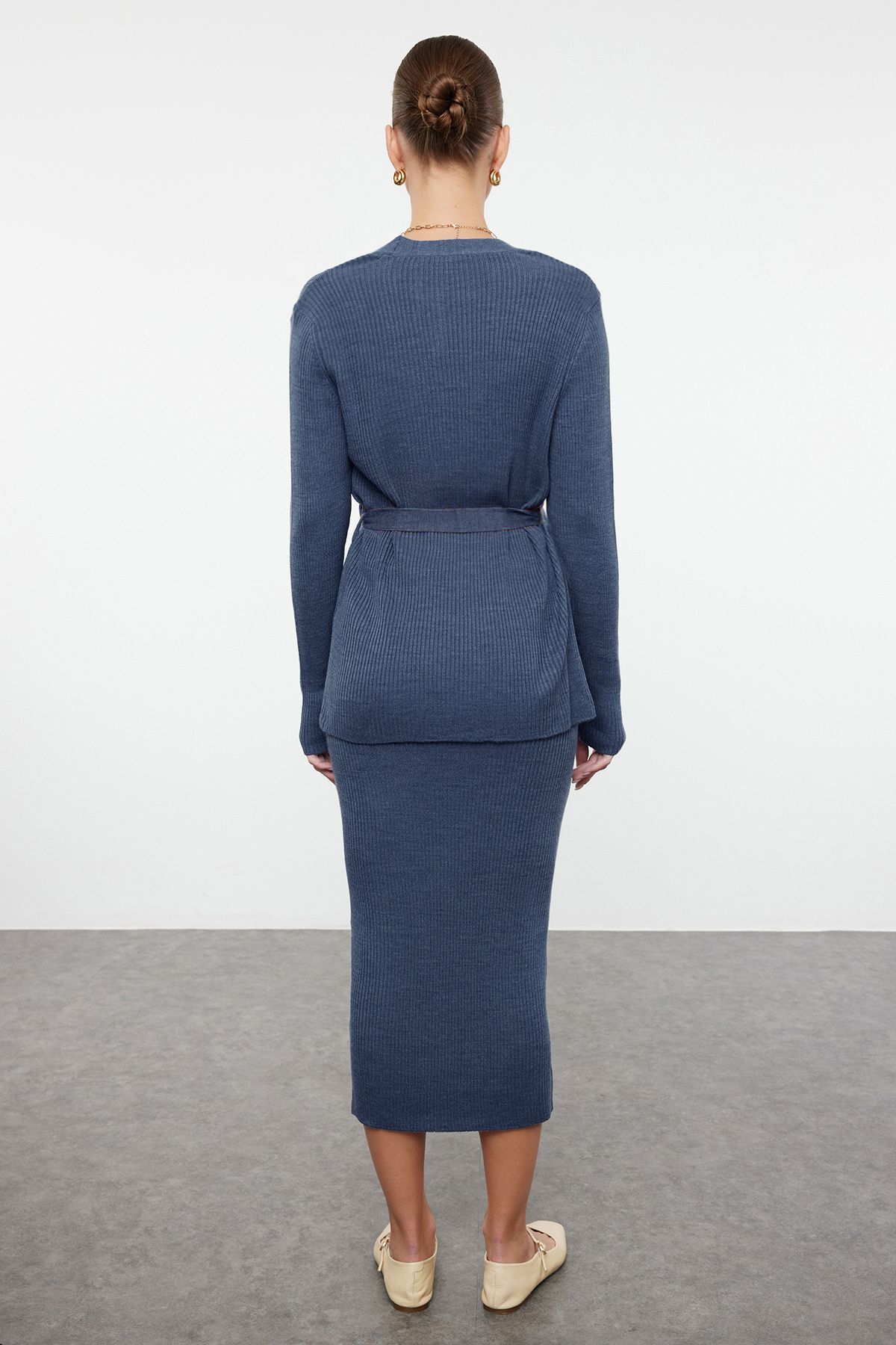 Trendyol Collection-Indigofarbenes, geripptes, mittelgroßes 2-teiliges Strick-Cardigan-Kleid in Übergröße und Umstandsstrickkleid TBBAW24AH00016 12