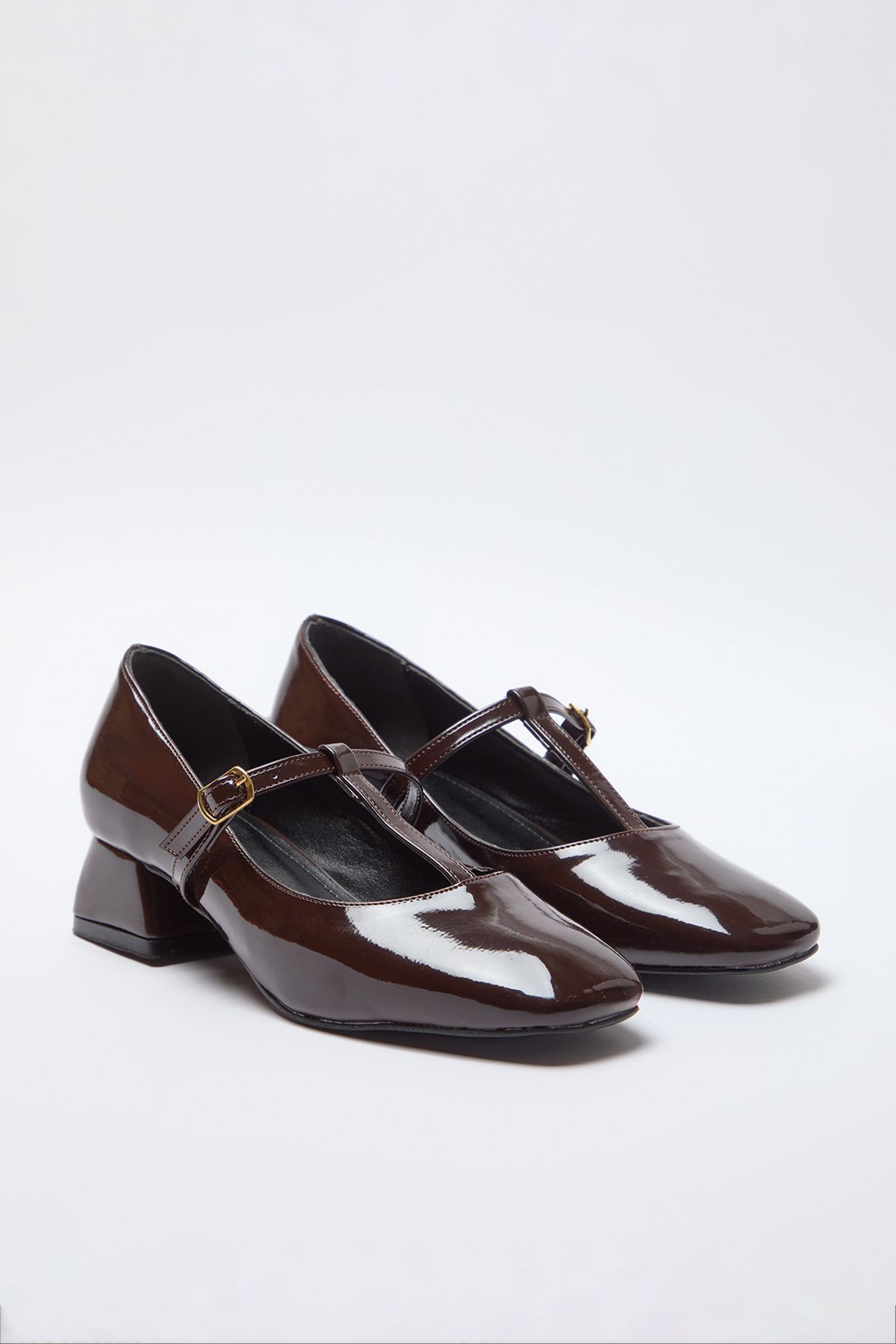 TRENDYOL SHOES-Brązowe damskie lakierowane skórzane buty typu Mary Jane na obcasie typu Block z paskiem w kształcie litery T Takaw25To00035 1