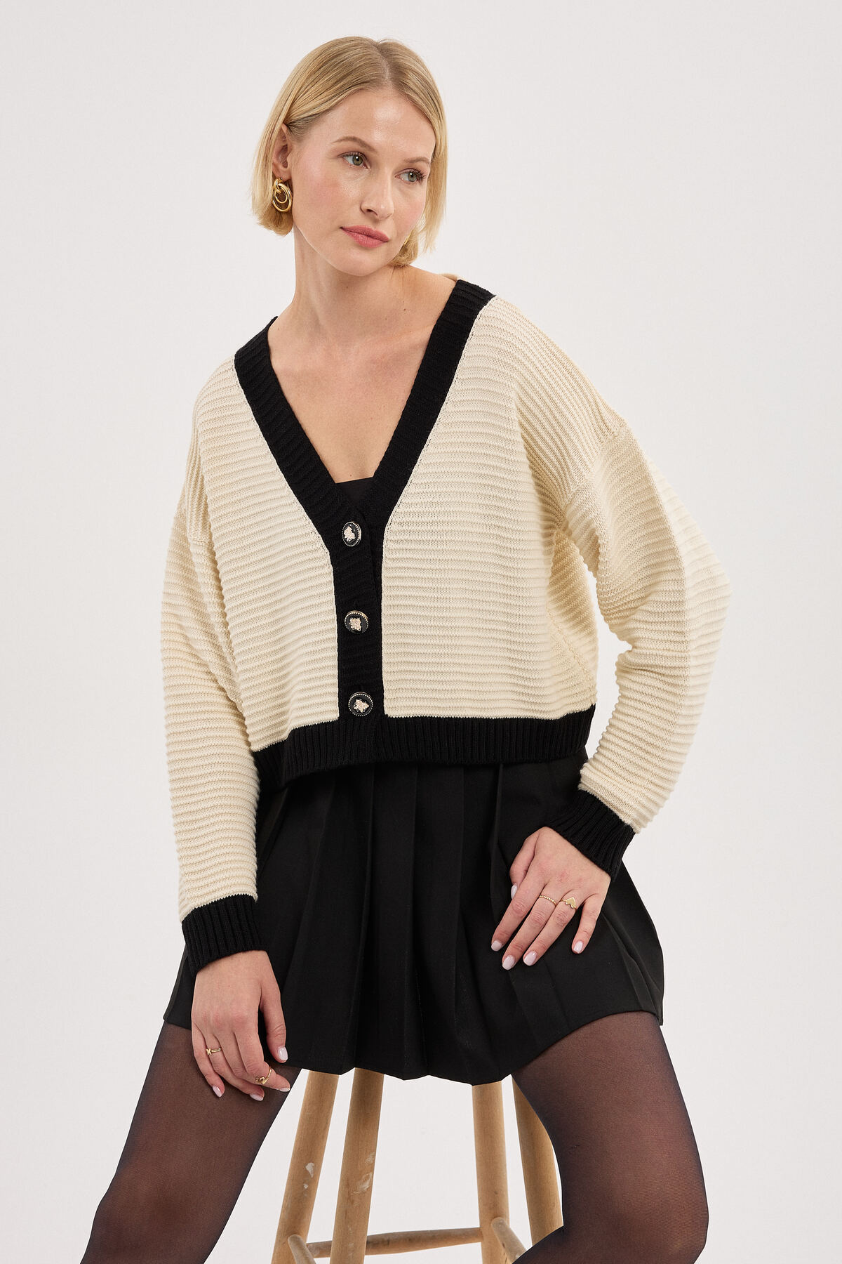 BEJNA-Stilvolle Strickjacke für Damen in Ecru mit Knopfdetail 4