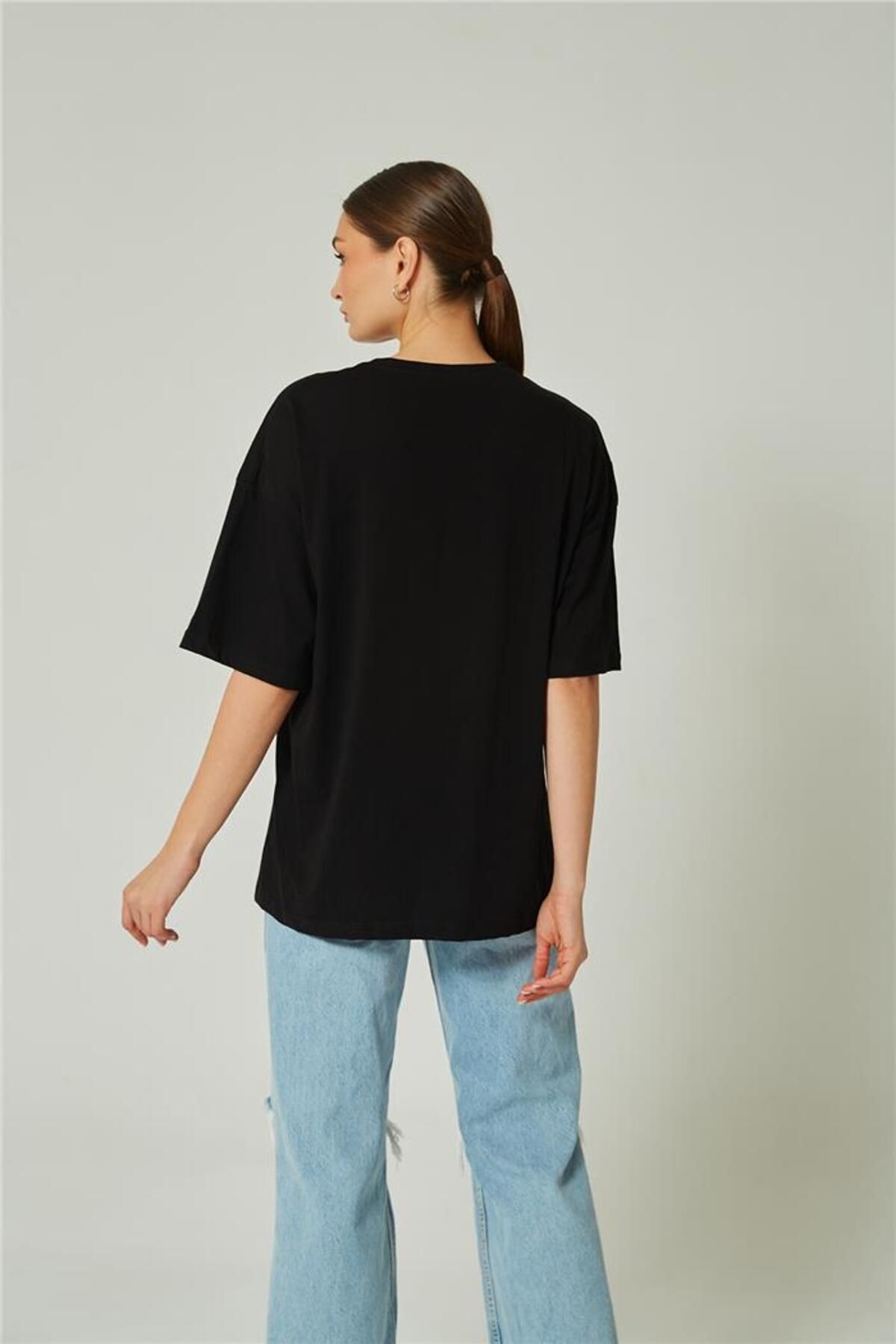 Avrile-Black Oversize Women's T-Shirt 4