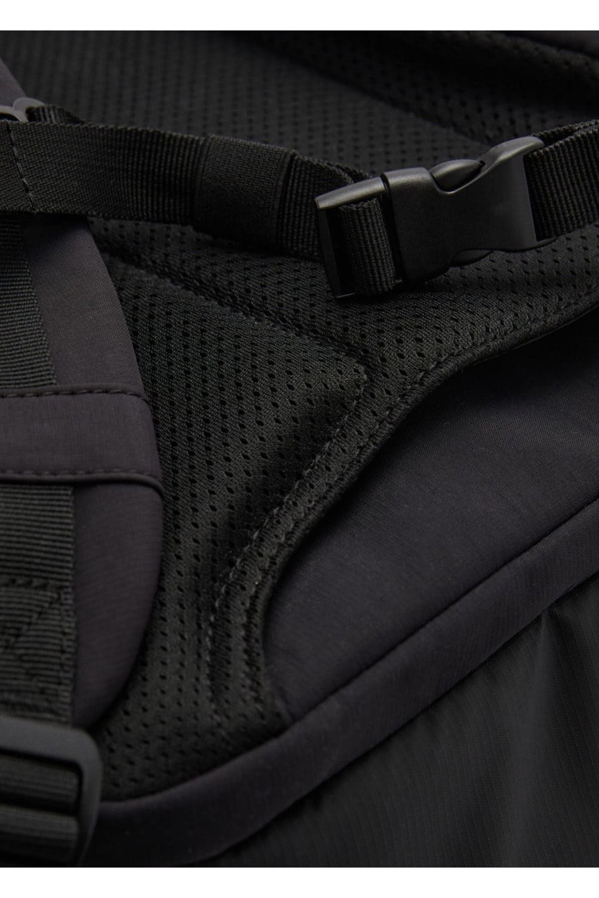 MANGO Man-Cool Water Overhand Rub Backpack with USB Connection 7
