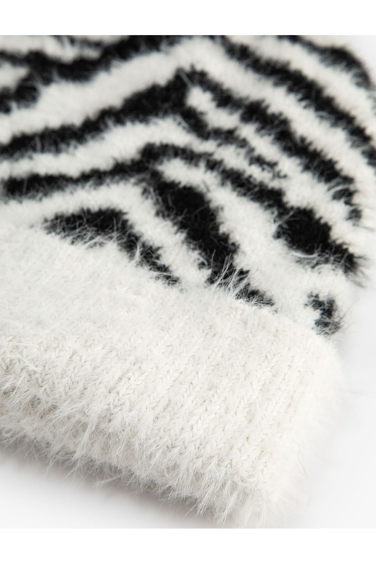 کلاه بافتنی مشکی زنانه Beanie مخملی با الگوی گورخر و لبه های تا شده Koton