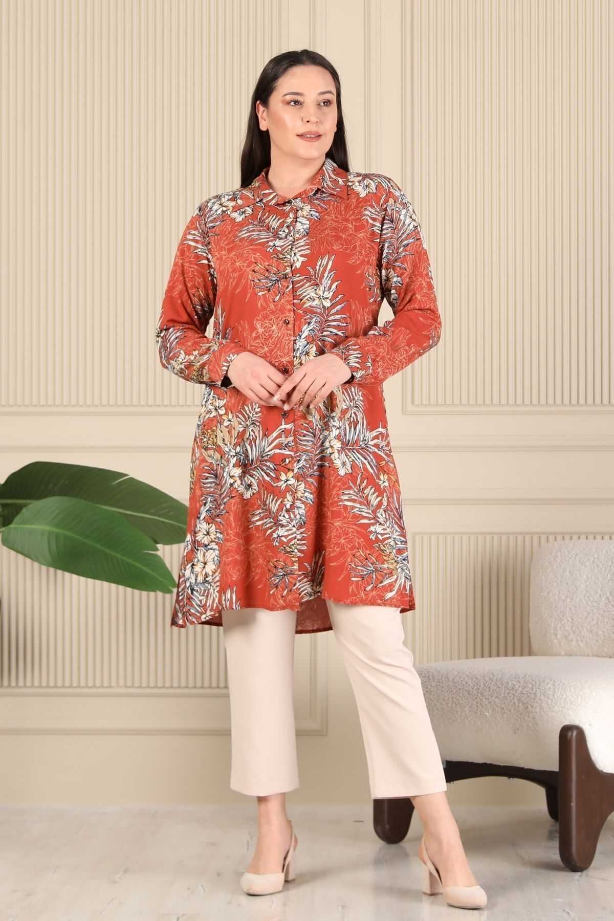 Ferace-Καφέ τουνίκ Plus Size - Λεπτομέρεια γιακά και κουμπιά πουκάμισου 4