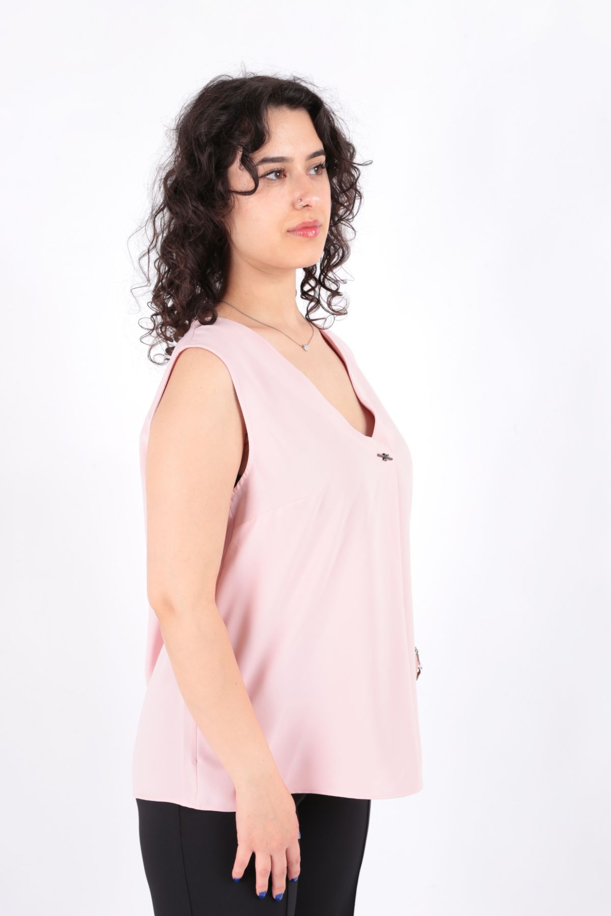 AYHAN-81954 بلوزة نسائية بدون أكمام برقبة على شكل حرف V مع تفاصيل بروش 3