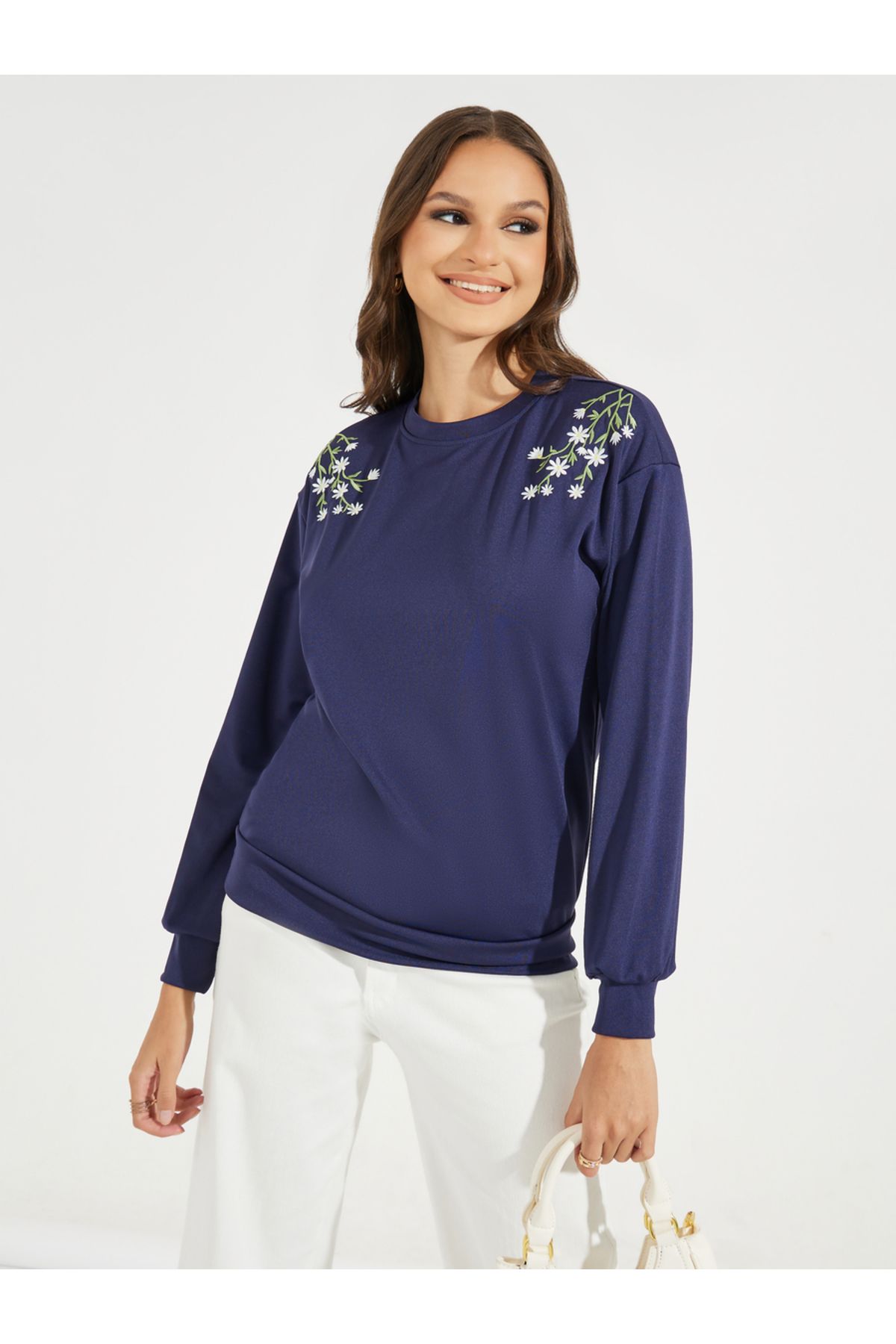 Styli-Regular Fit Floral Embroidery Detail Sweatshirt 3