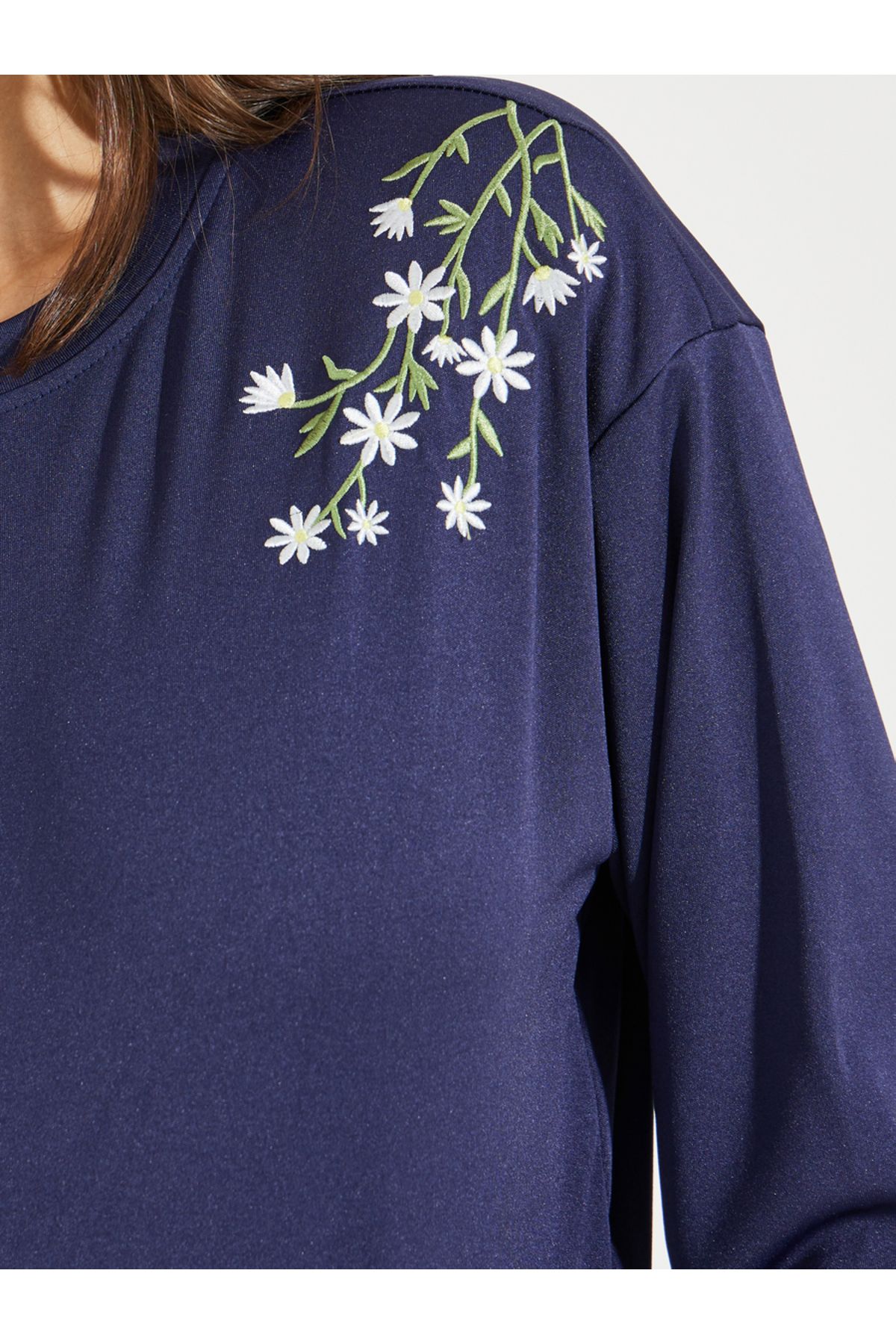 Styli-Regular Fit Floral Embroidery Detail Sweatshirt 4