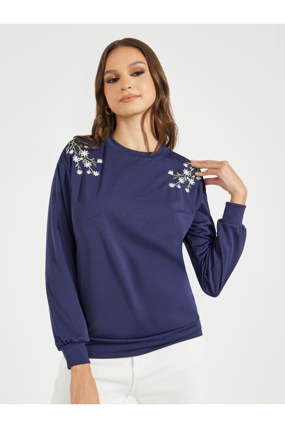 Styli-Regular Fit Floral Embroidery Detail Sweatshirt 1