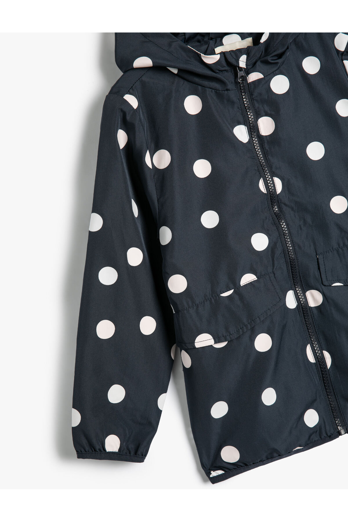 Koton Puantiyeli Kapşonlu Cep Detaylı Mont Suda Renk Değiştiren Pamuk Astarlı fotoğrafı 3 (önizleme)