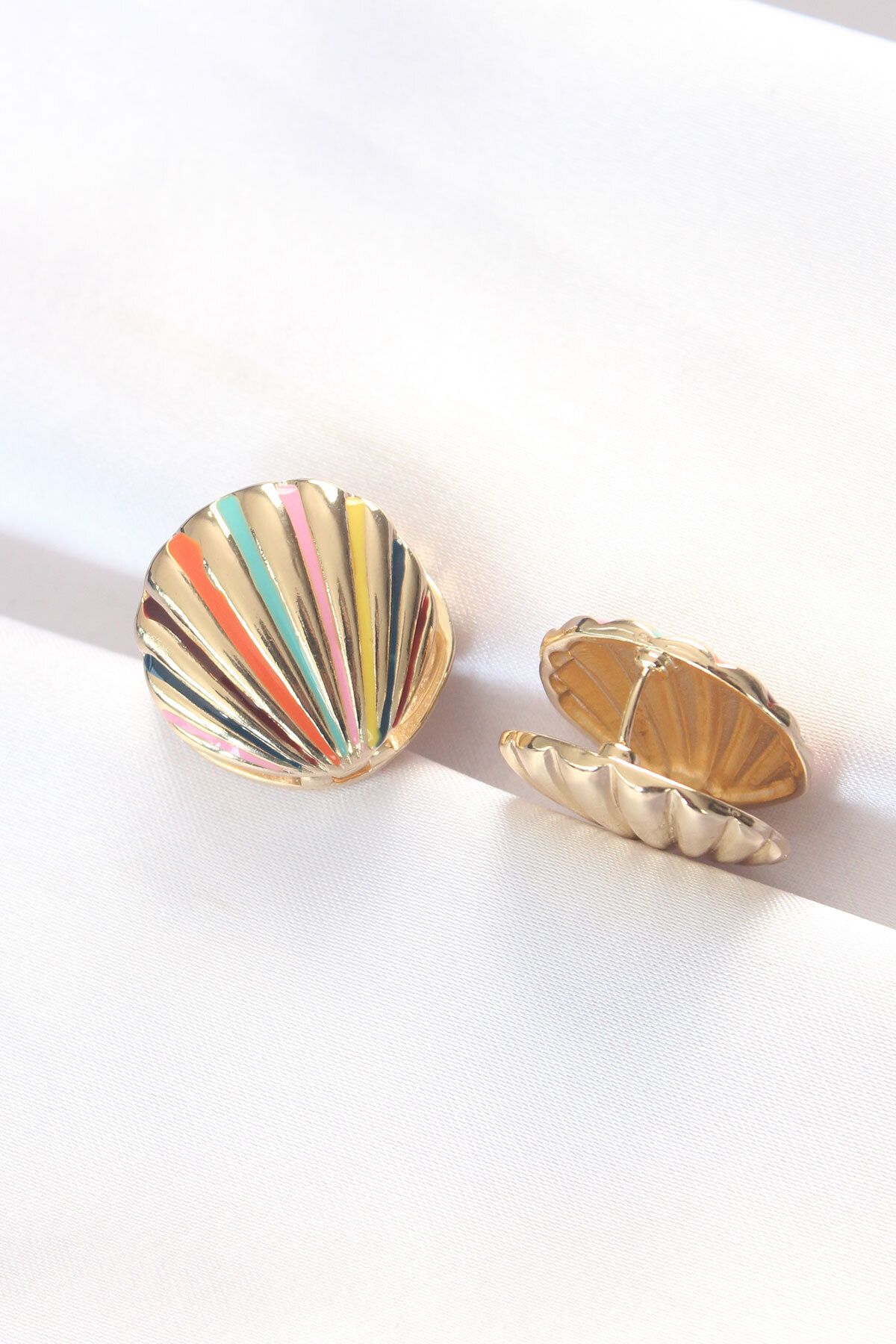 BZK ACCESSORİES Pirinç Gold Renkli Mineli Deniz Kabuğu Küpe
