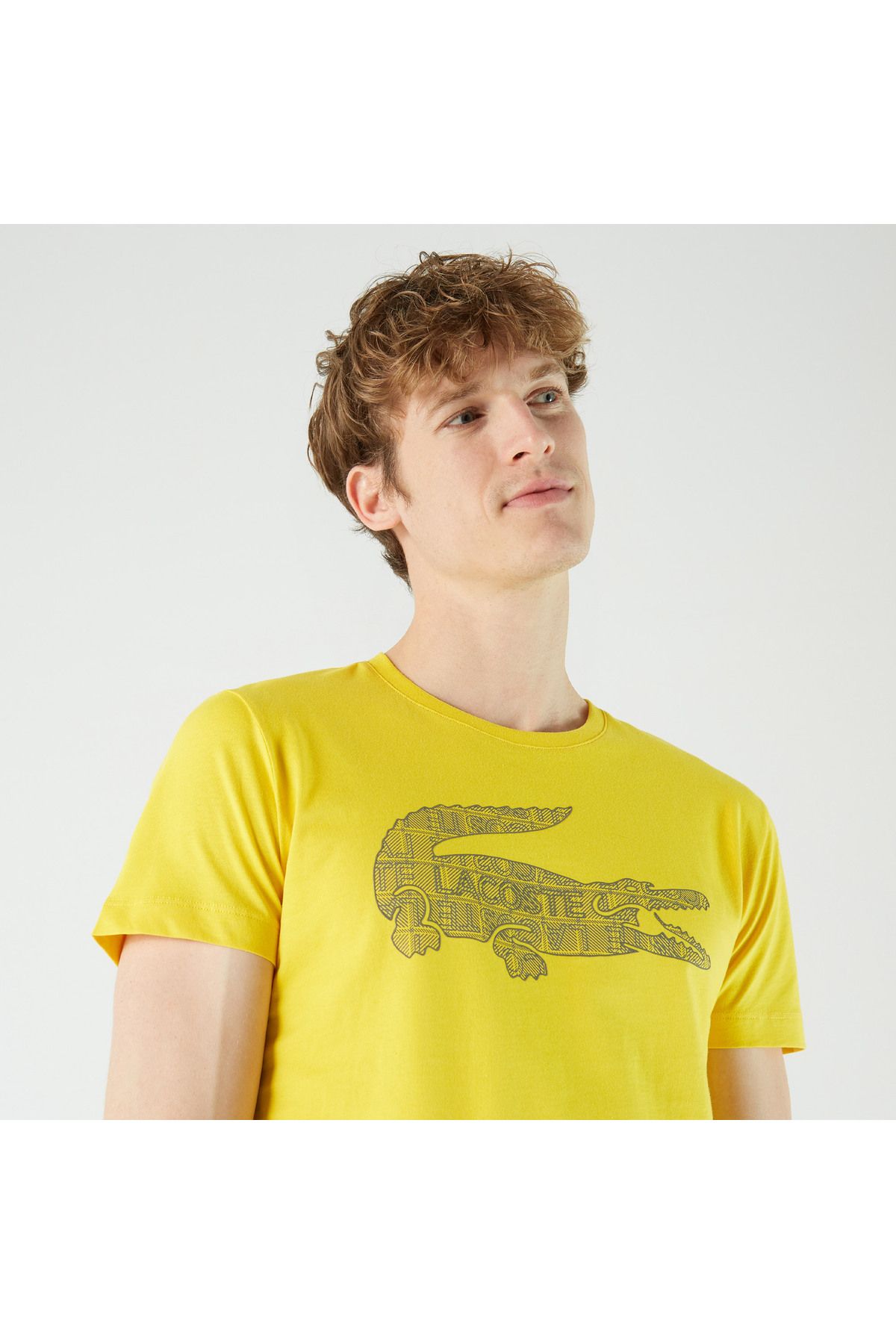 تی شرت زرد مردانه یقه دوچرخه باریک طرح دار Lacoste