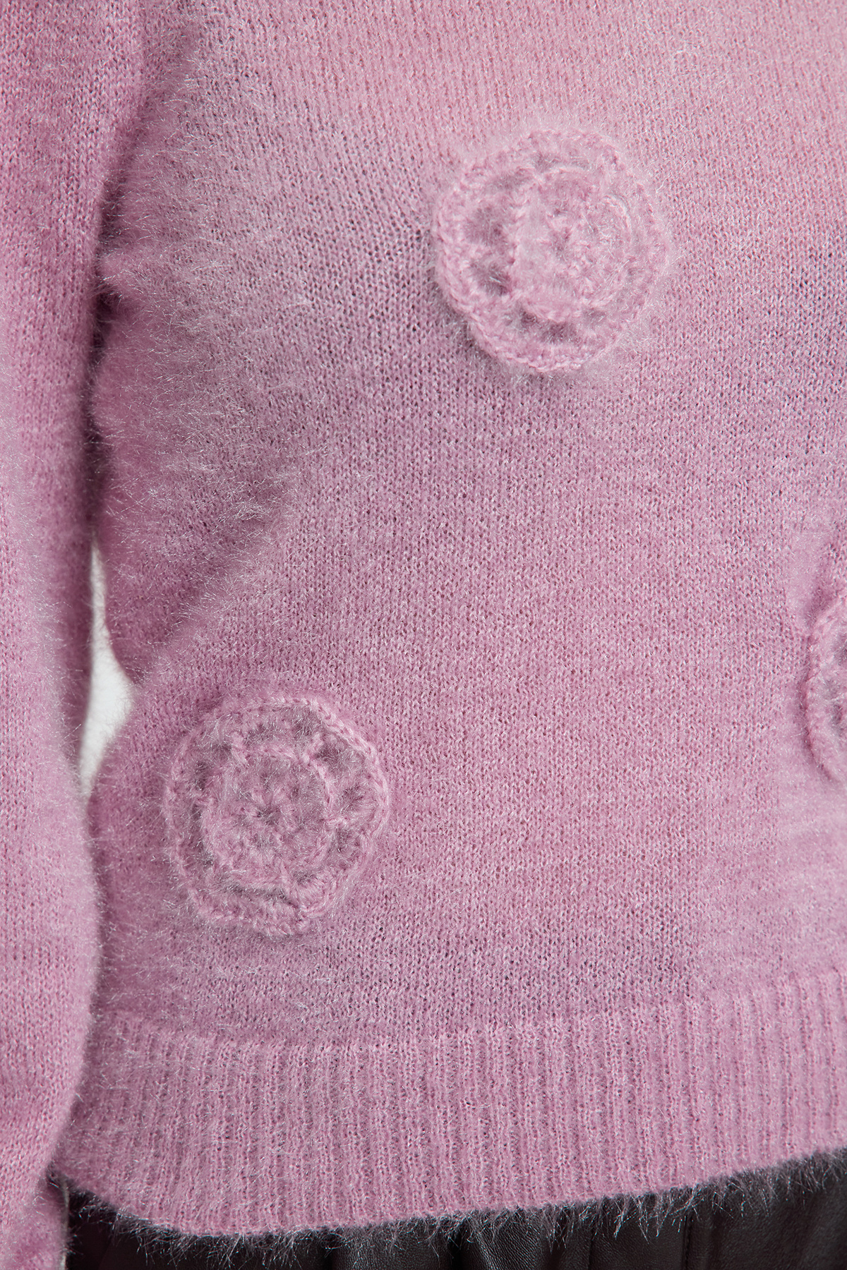 Trendyol Collection Rosafarbener Strickpullover mit Blumenmuster und Federn – TWOAW25KZ00014