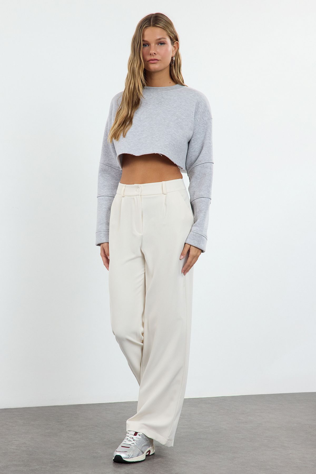 Trendyol Collection-Ecrufarbene, plissierte Hose mit hoher Taille und weitem Bein – TWOAW21PL0076 2