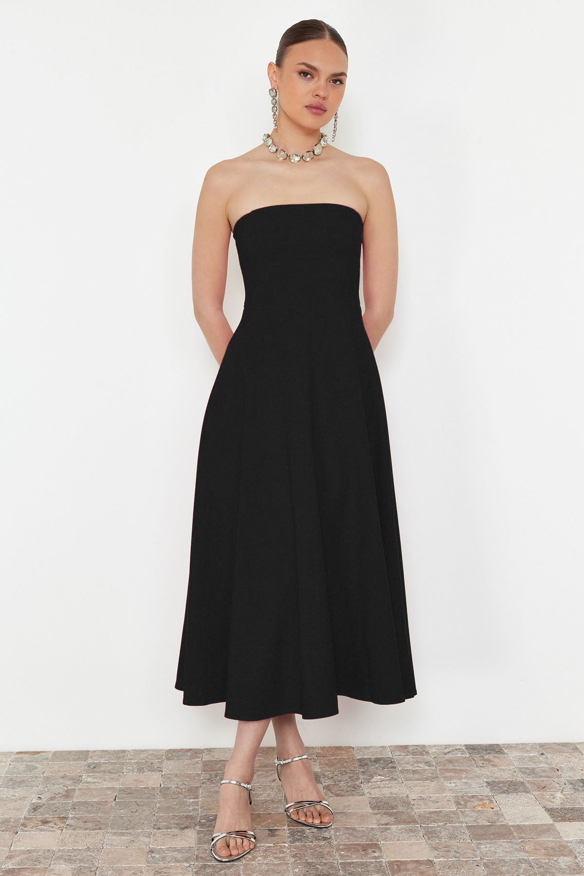 Trendyolmilla  Siyah A-Kesim Straplez Dokuma Şık Abiye Gece Mezuniyet Elbisesi TPRSS24EL00139 - Görsel 3